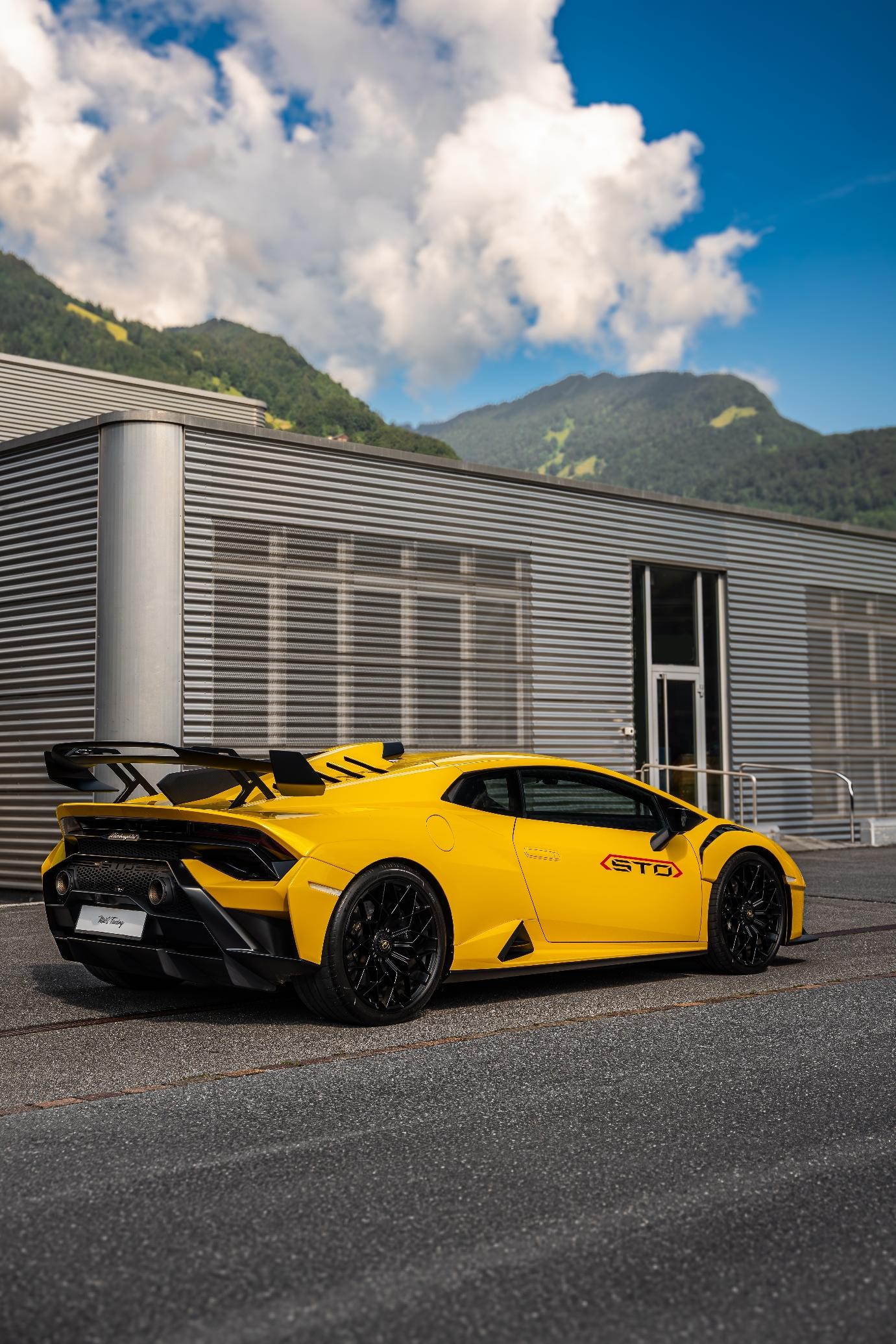 LAMBORGHINI Huracan STO Coupé DCT RWD-image-1