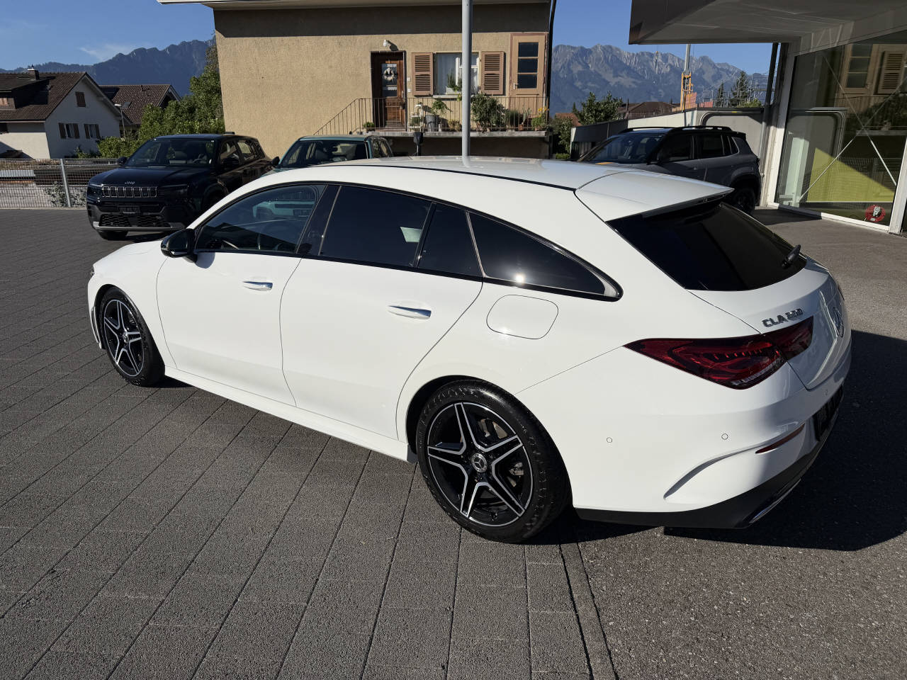 MERCEDES-BENZ CLA 200 AMG Line Shooting Brake-image-4