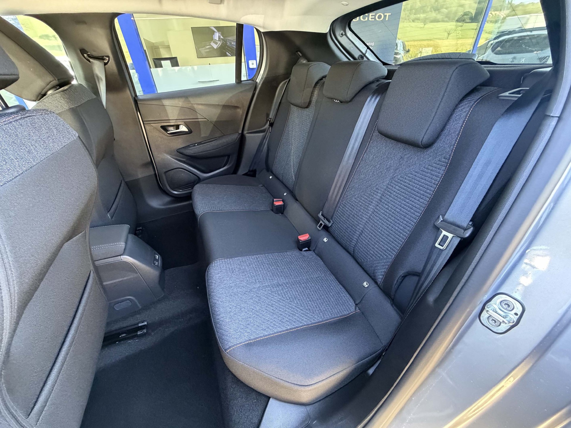 PEUGEOT 208 1.2 Hybrid Business-image-9