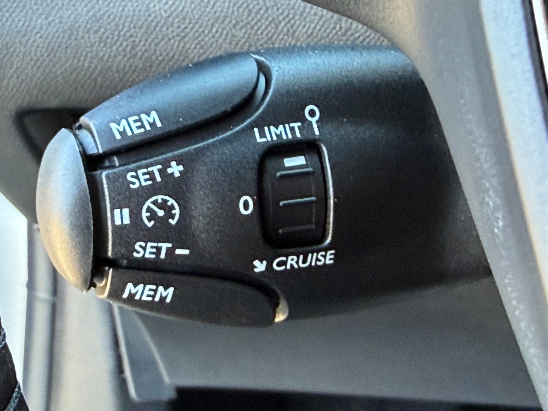 PEUGEOT 208 1.2 Hybrid Business-image-7