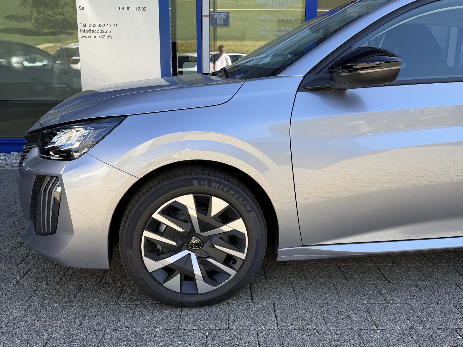 PEUGEOT 208 1.2 Hybrid Business-image-3