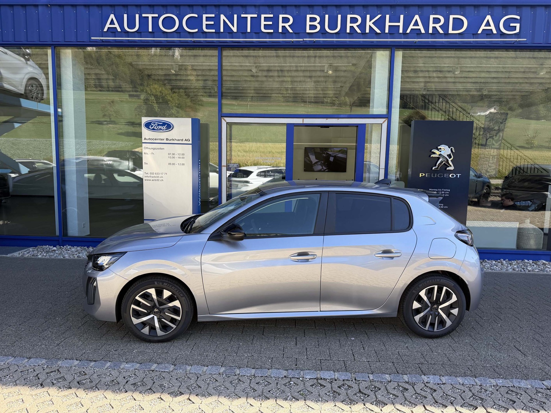 PEUGEOT 208 1.2 Hybrid Business-image-0