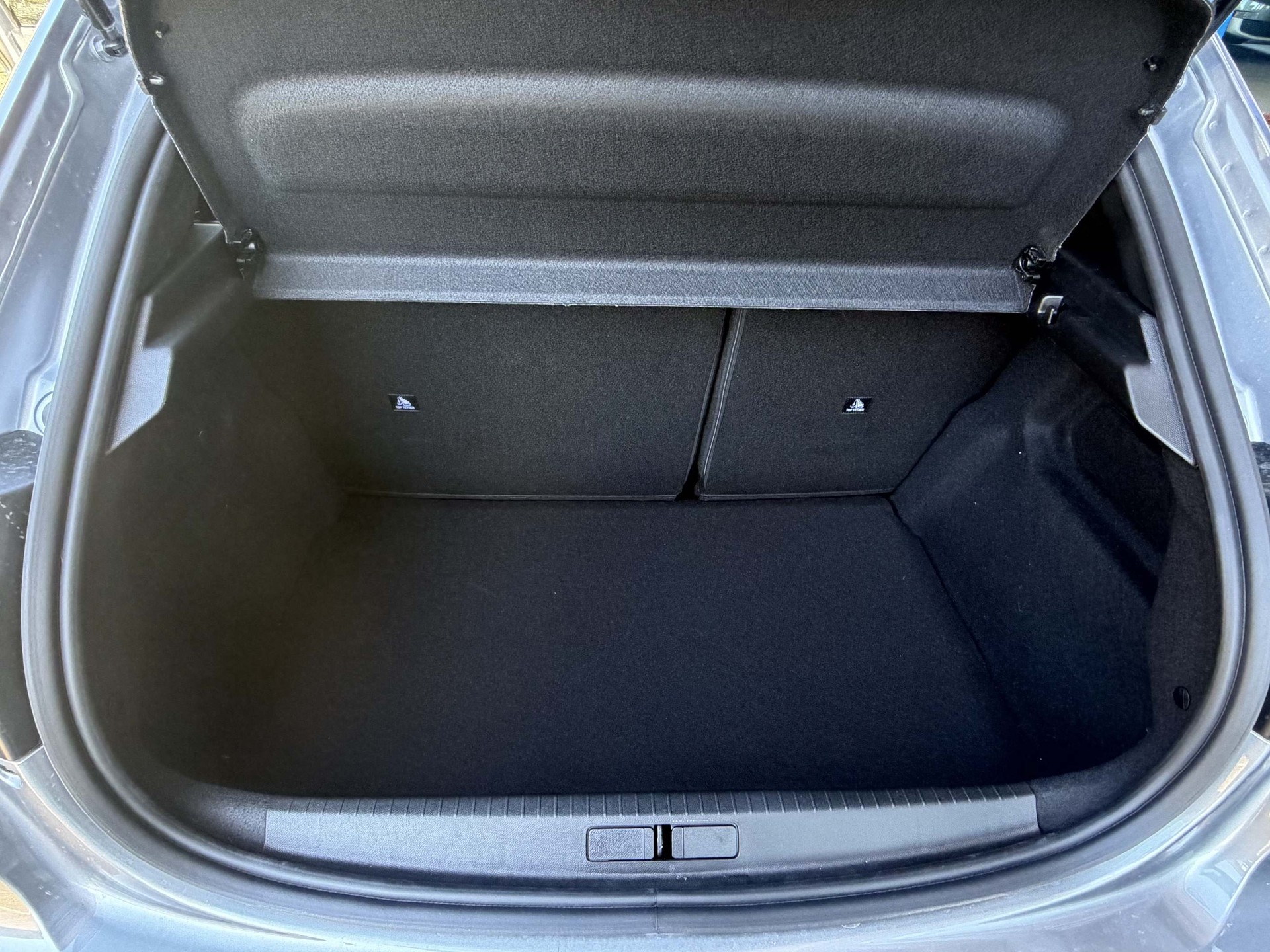 PEUGEOT 208 1.2 Hybrid Business-image-10
