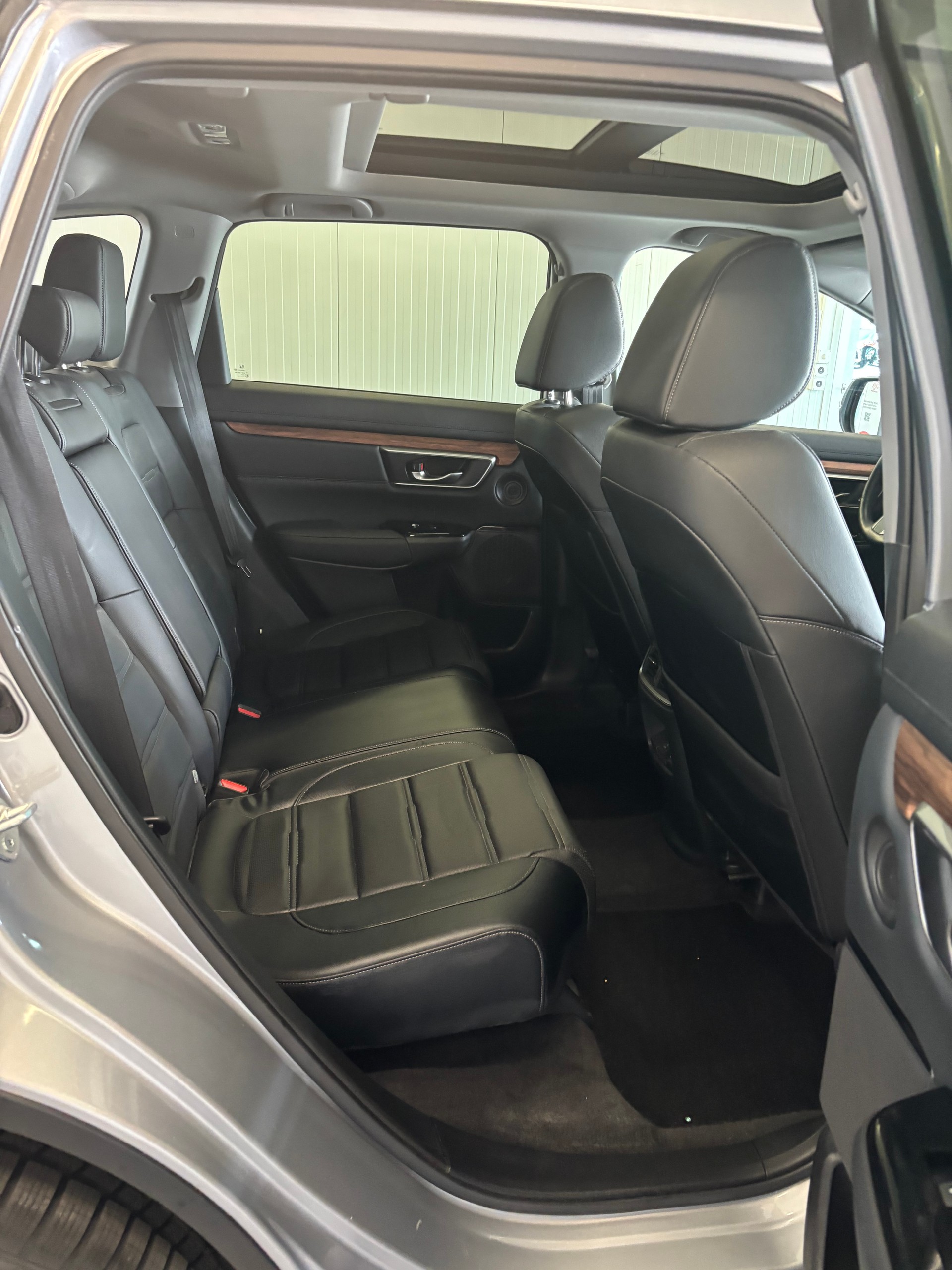 HONDA CR-V 1.5 i-VTEC Executive 4WD Automatic-image-12