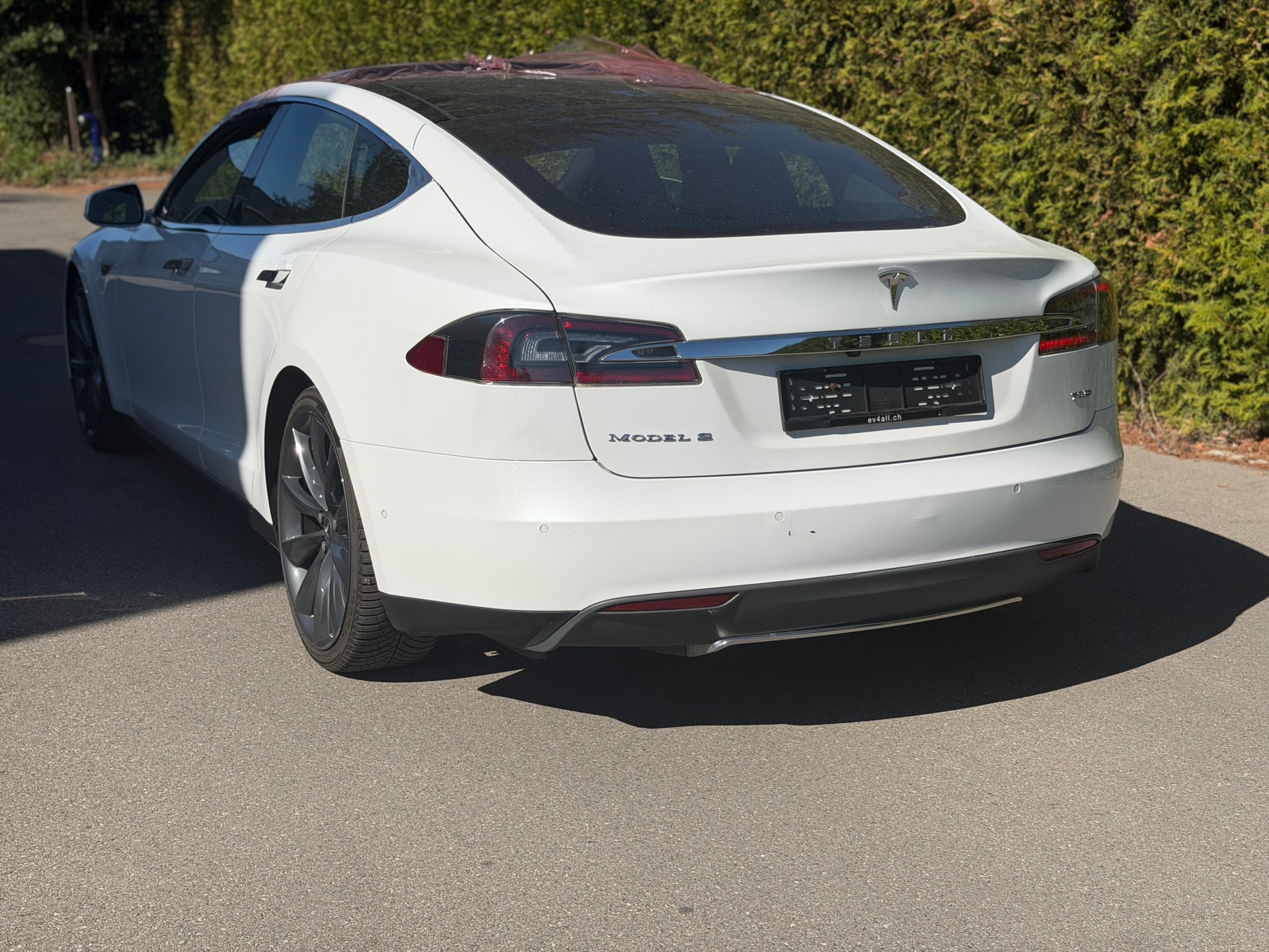 TESLA Model S 70 D-image-3