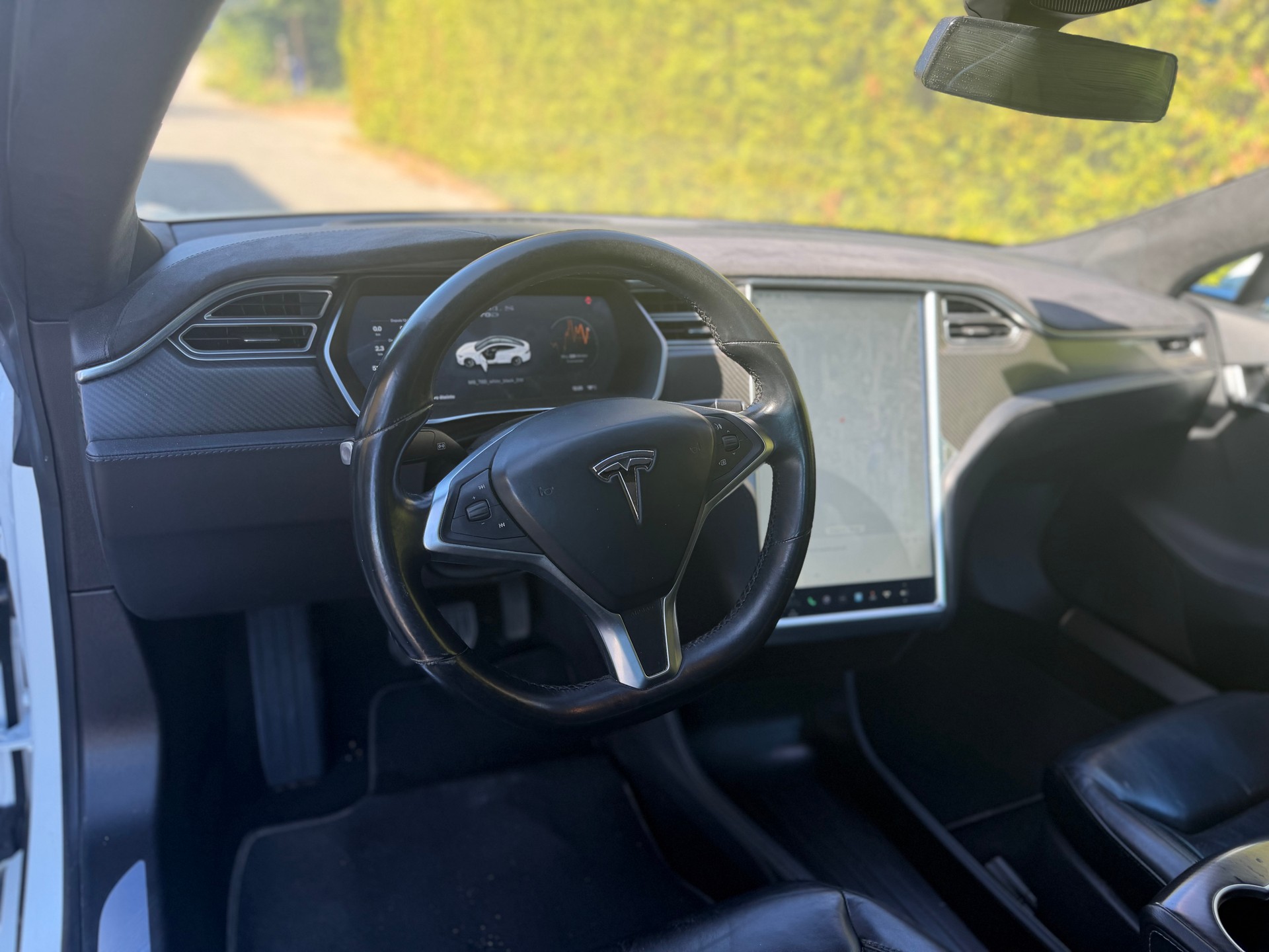 TESLA Model S 70 D-image-8