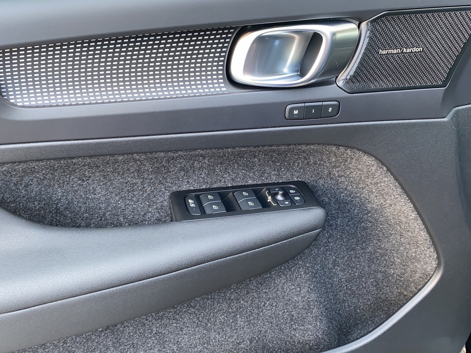 VOLVO XC40 P6 Ultimate-image-8