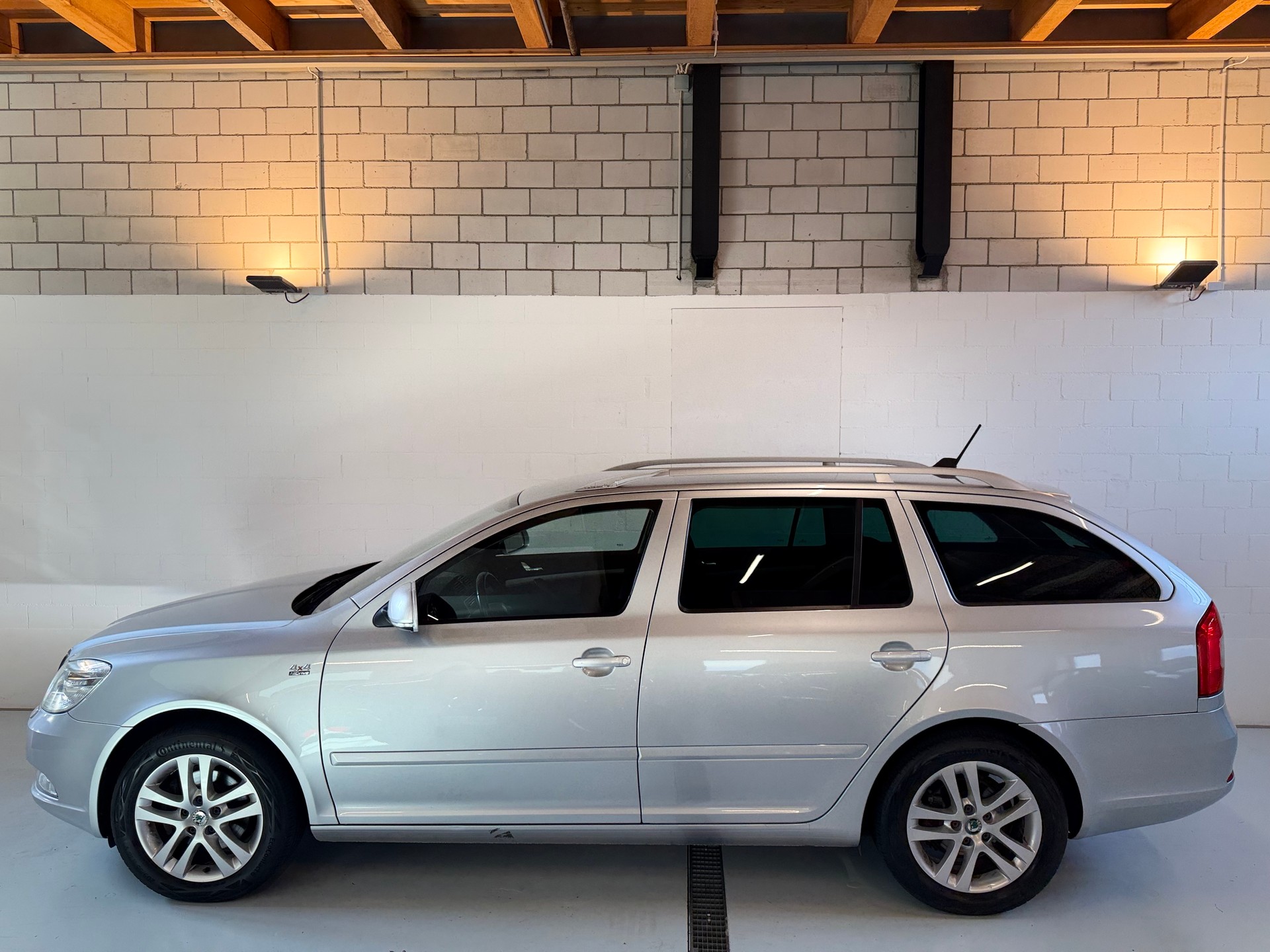 SKODA Octavia Combi 2.0 TDI AllDrive 4x4 DSG-showroom-element-2