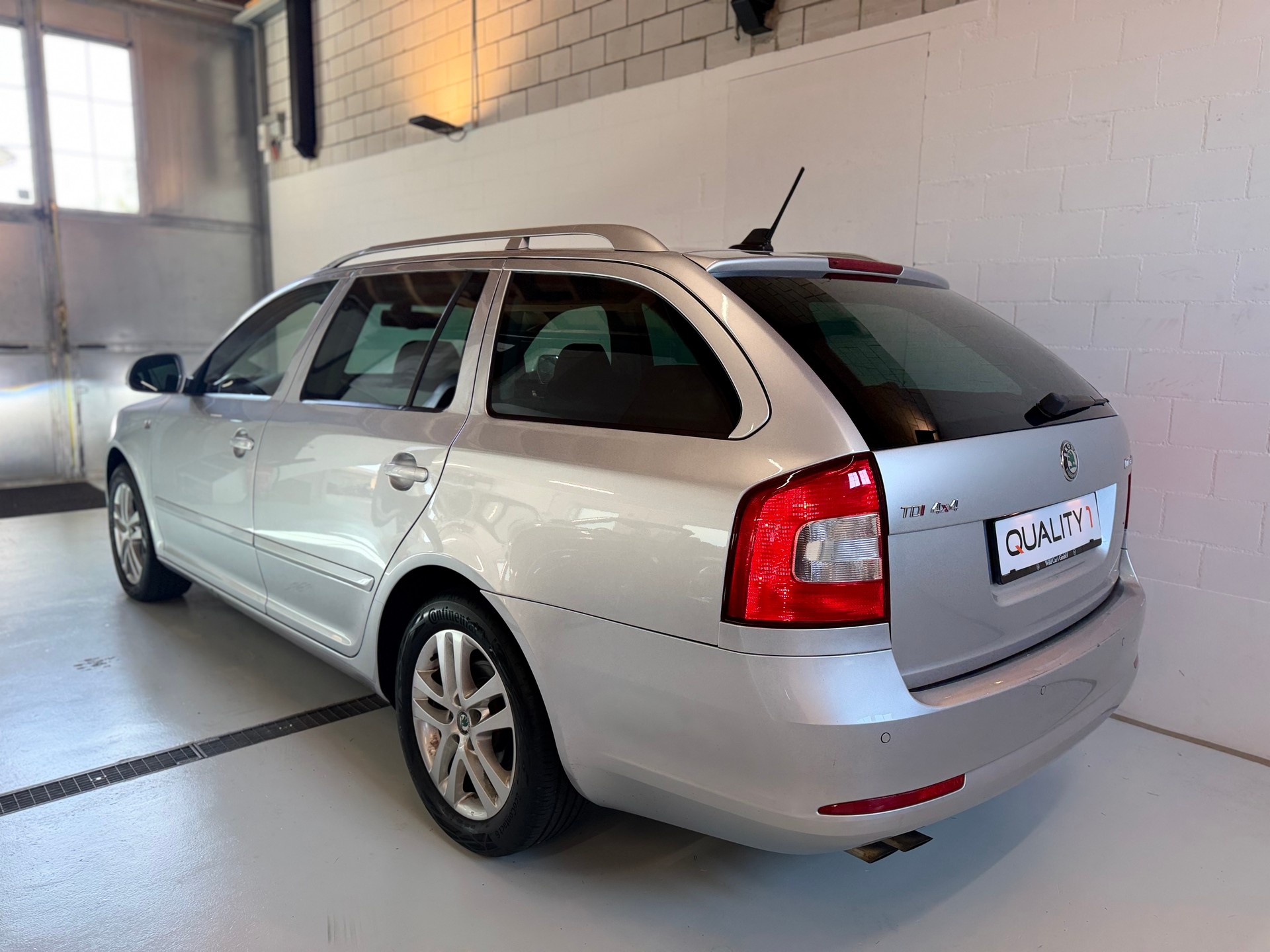 SKODA Octavia Combi 2.0 TDI AllDrive 4x4 DSG-showroom-element-3