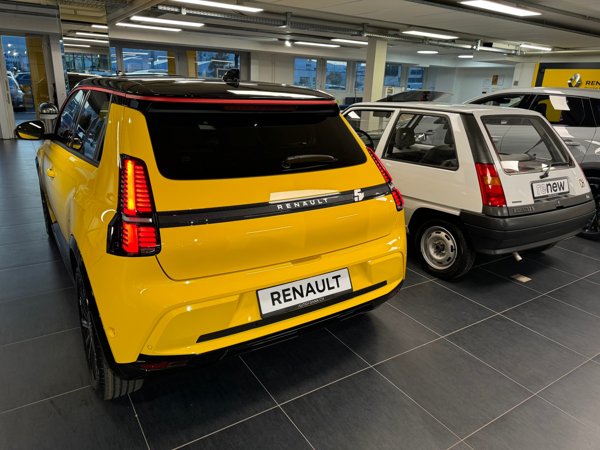 RENAULT R5 E-TECH 100% ELECTRIC iconic five 150PS Comfort Range-image-4