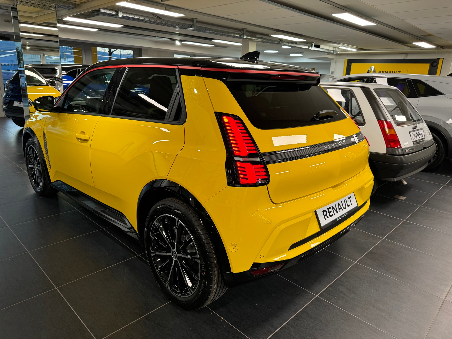 RENAULT R5 E-TECH 100% ELECTRIC iconic five 150PS Comfort Range-image-3