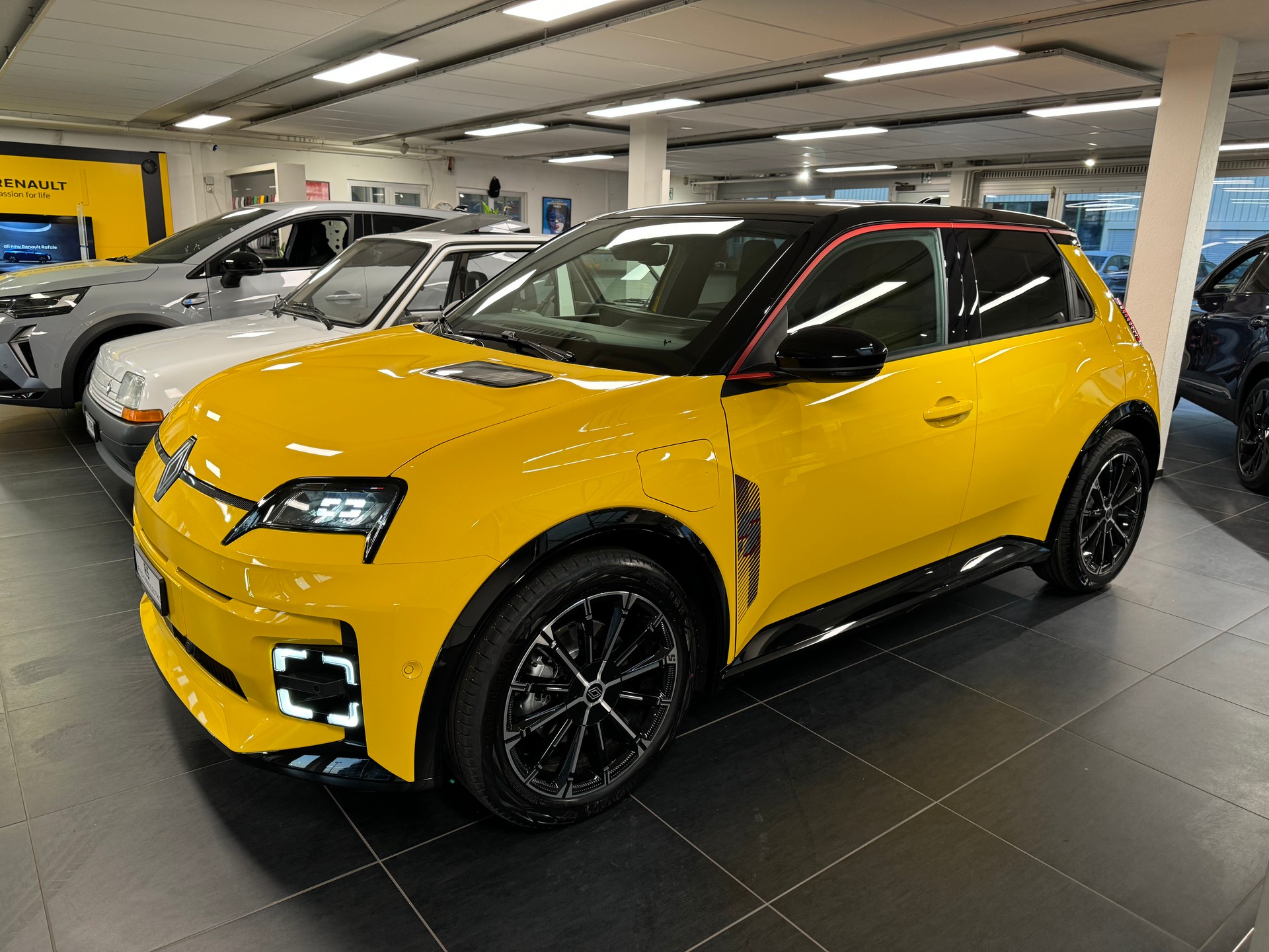 RENAULT R5 E-TECH 100% ELECTRIC iconic five 150PS Comfort Range-image-2