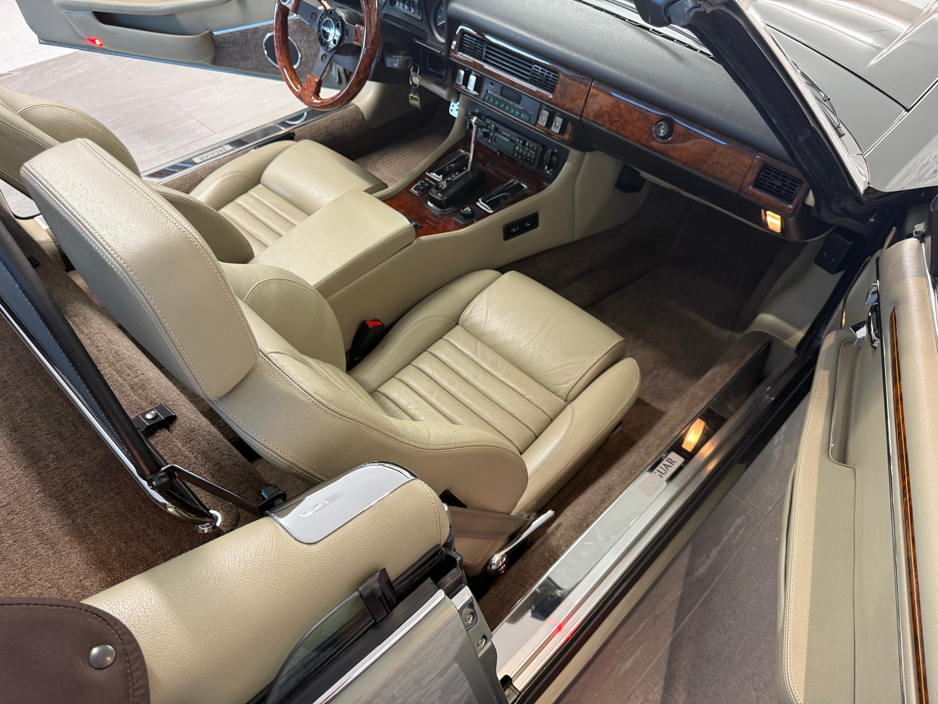 JAGUAR XJS 5.3 V12 Convertible-image-4