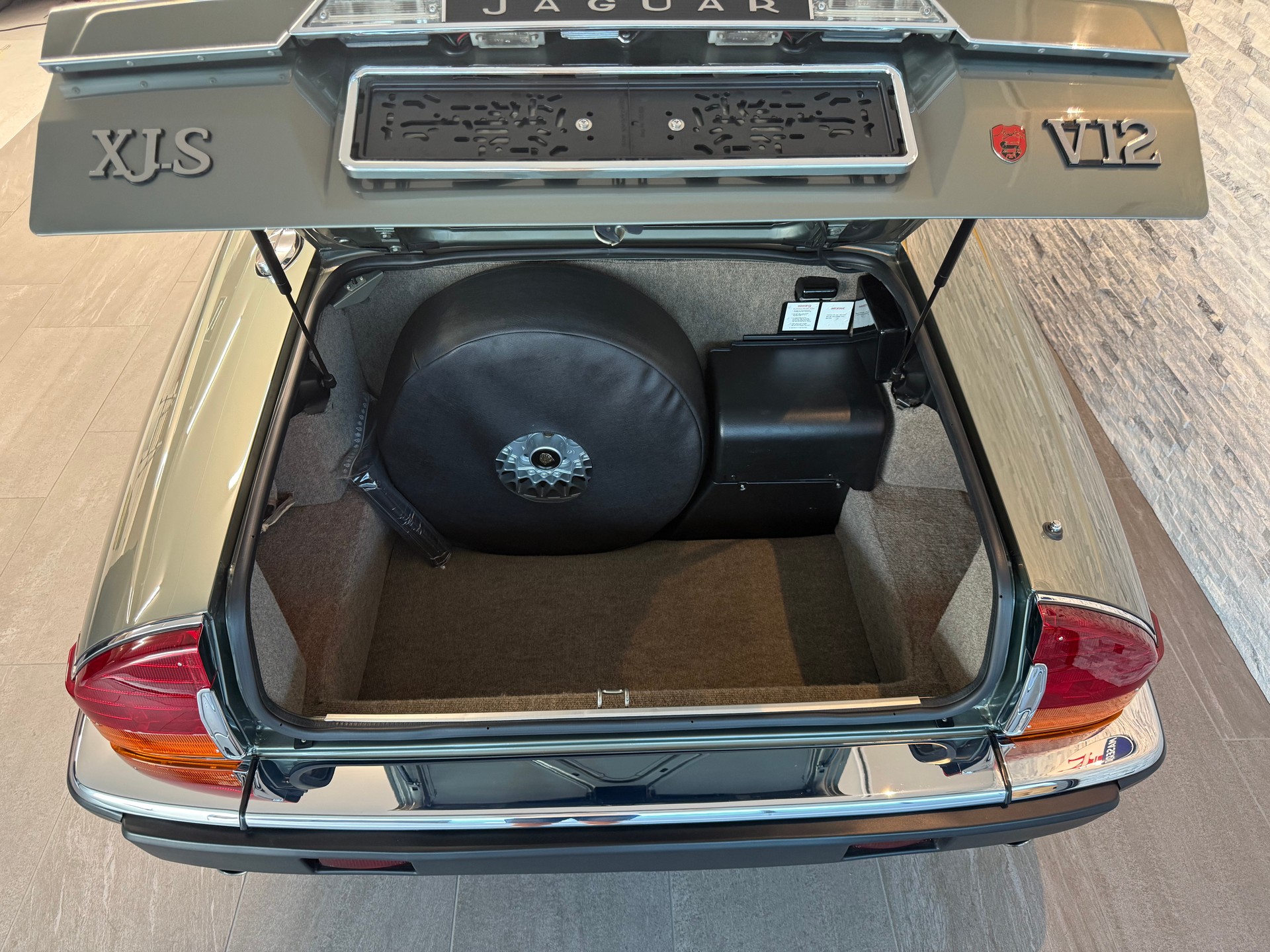 JAGUAR XJS 5.3 V12 Convertible-image-9