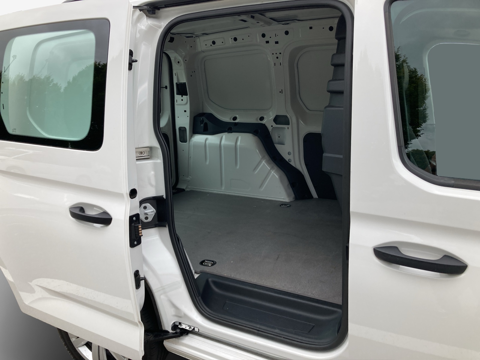 VW Caddy Cargo 2.0TDI-image-11