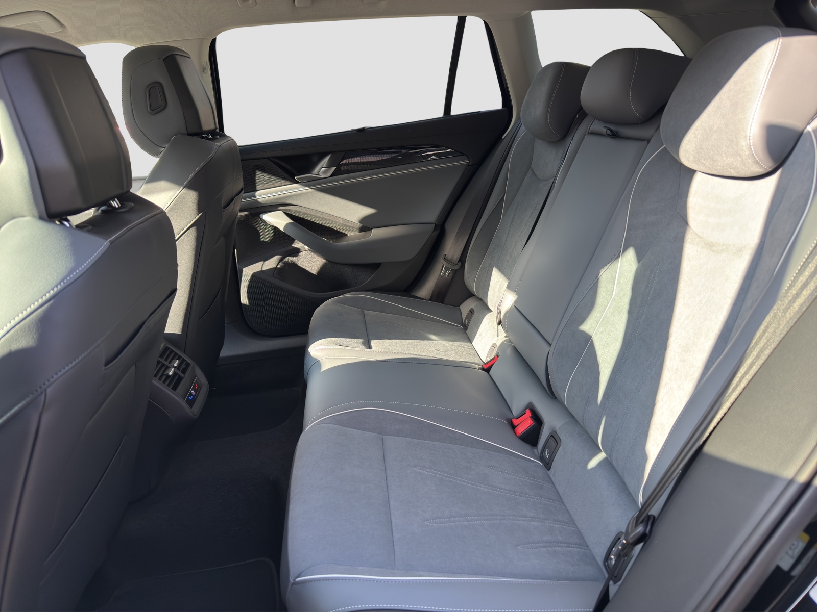 VW Passat Variant 1.5 eTSI evo2 Business DSG-image-12