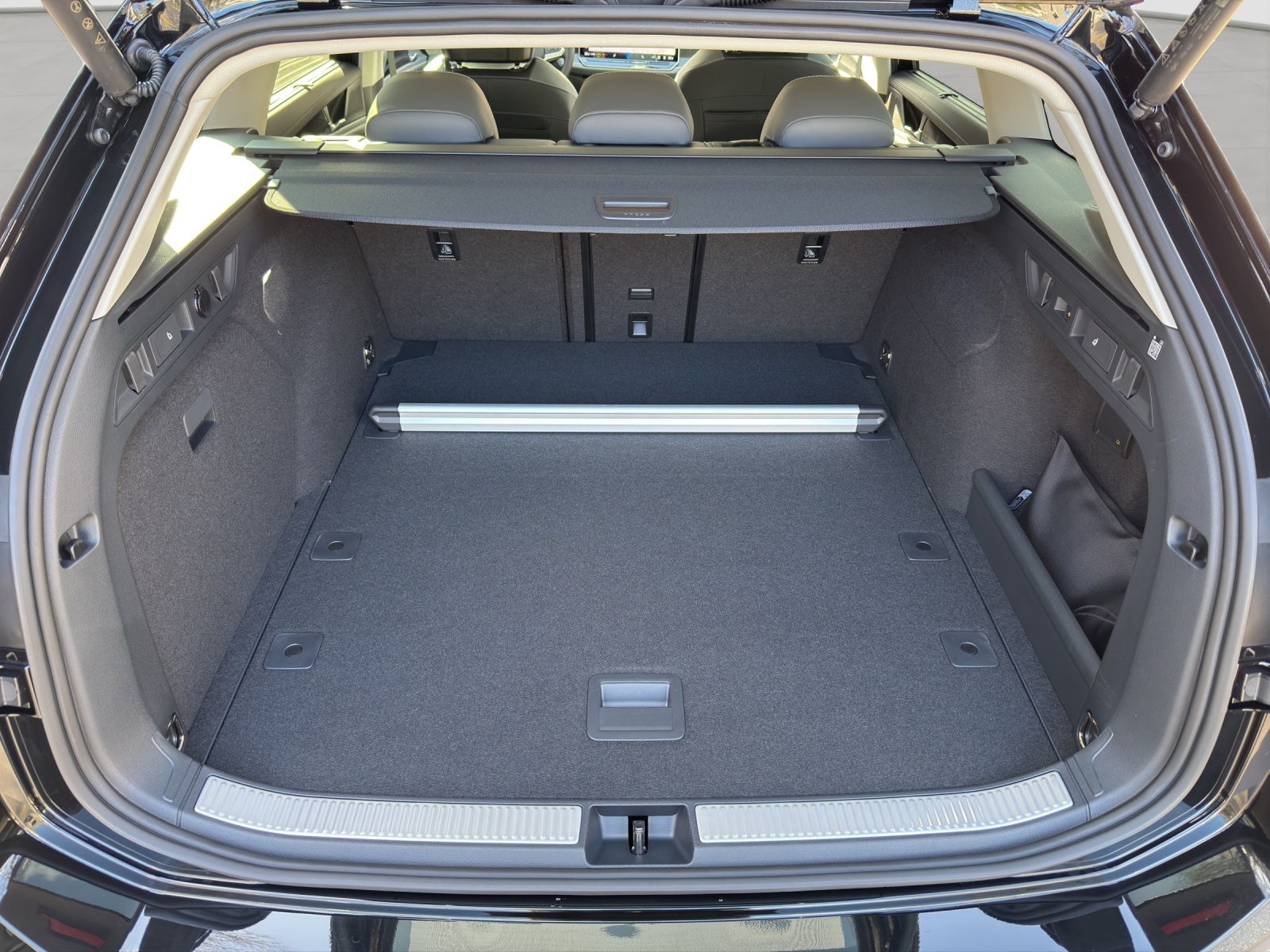 VW Passat Variant 1.5 eTSI evo2 Business DSG-image-13