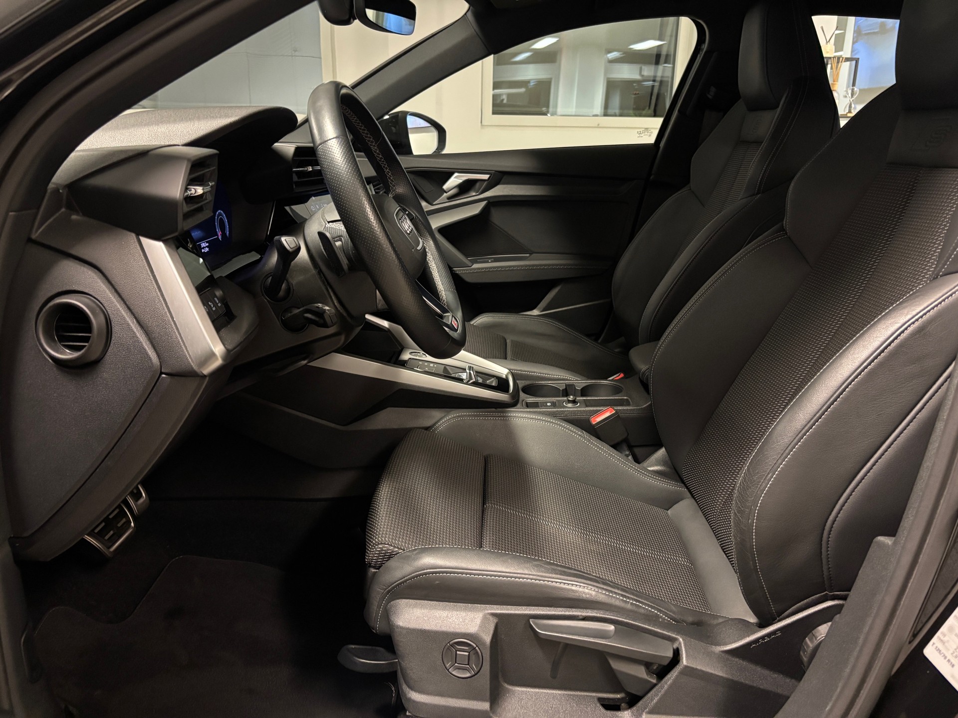 AUDI A3 Sportback 35 TFSI S-Line S-tronic-image-6