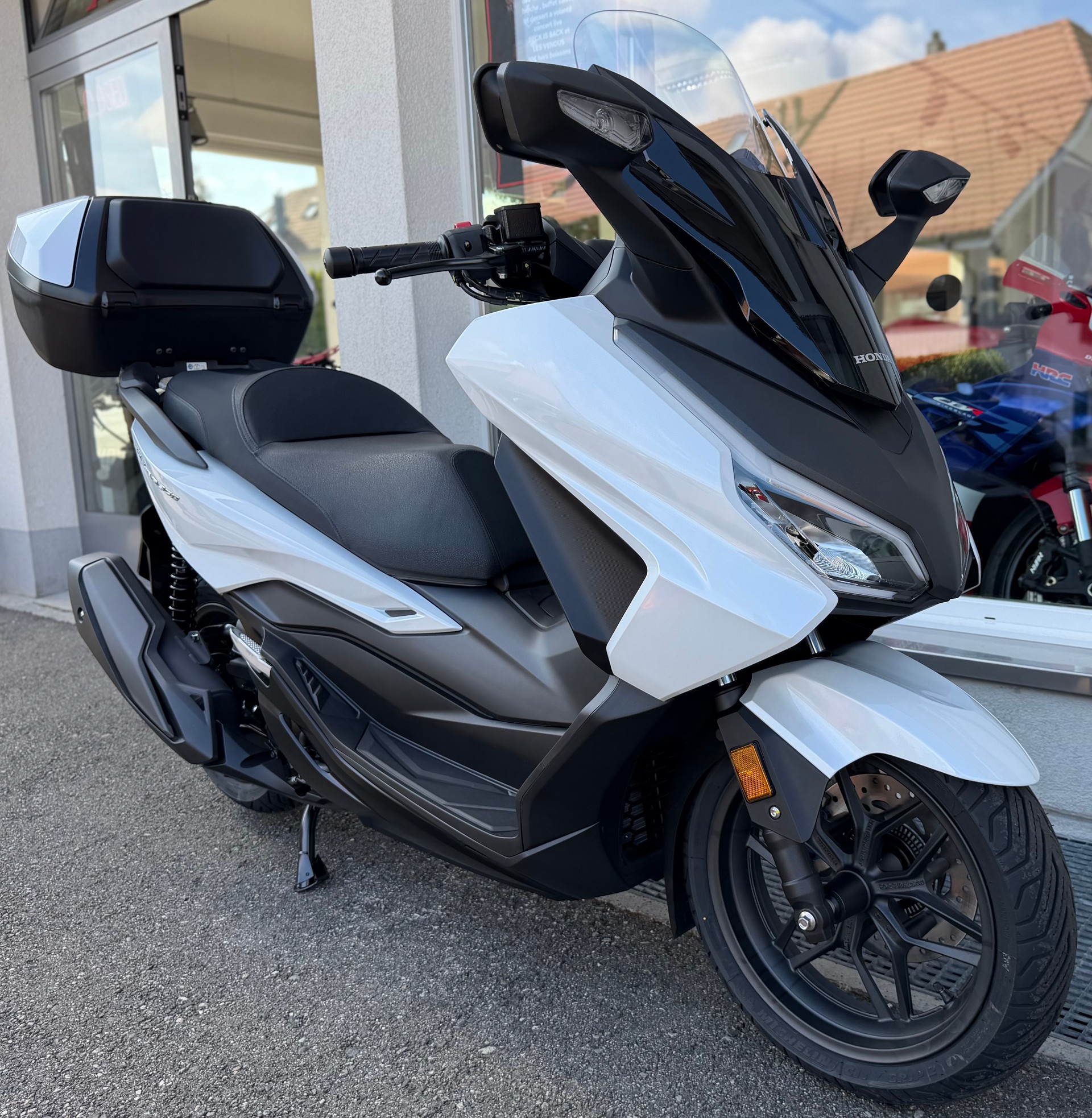 HONDA Forza 350 Smart Top Box 2026-showroom-element-2