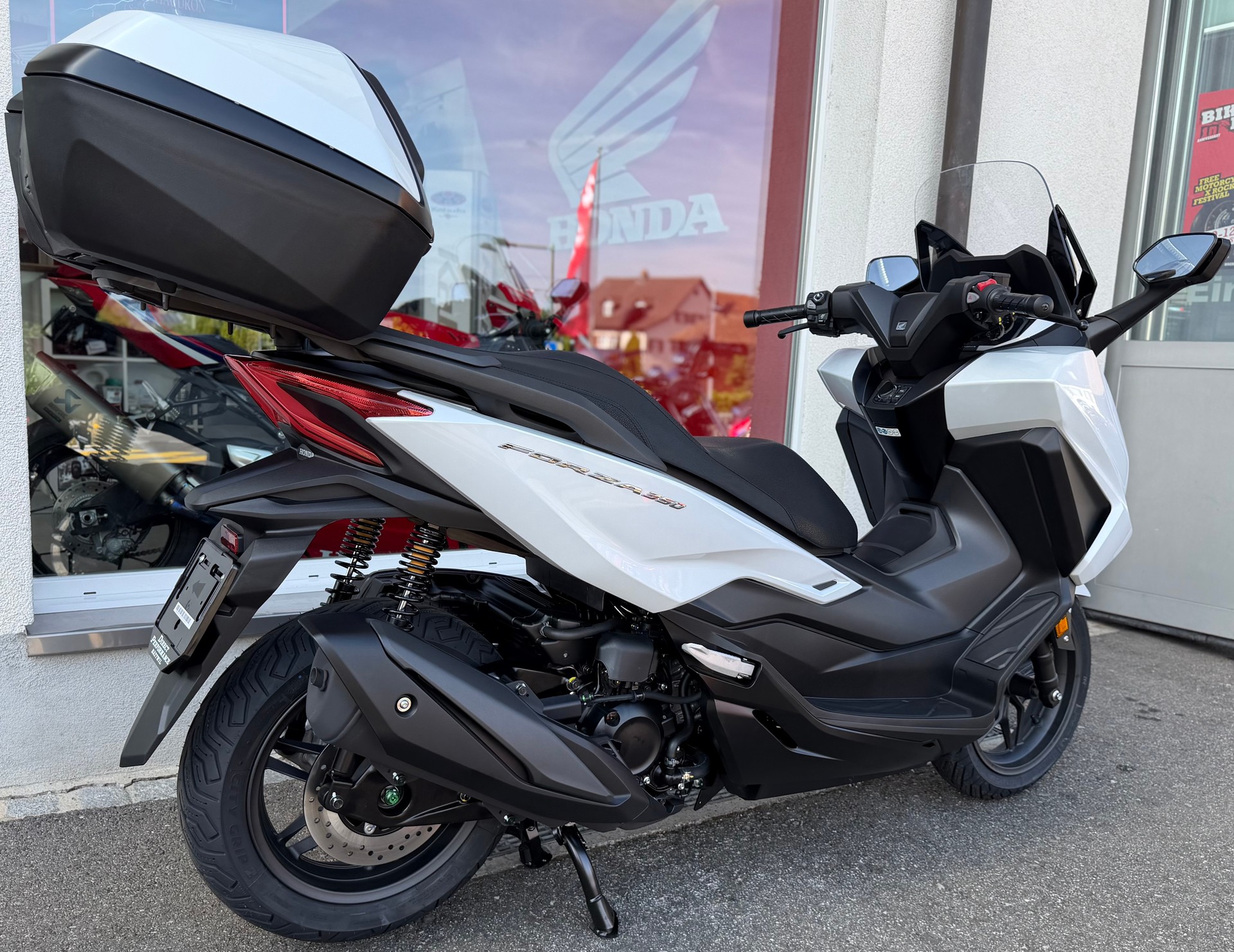 HONDA Forza 350 Smart Top Box 2026-showroom-element-3