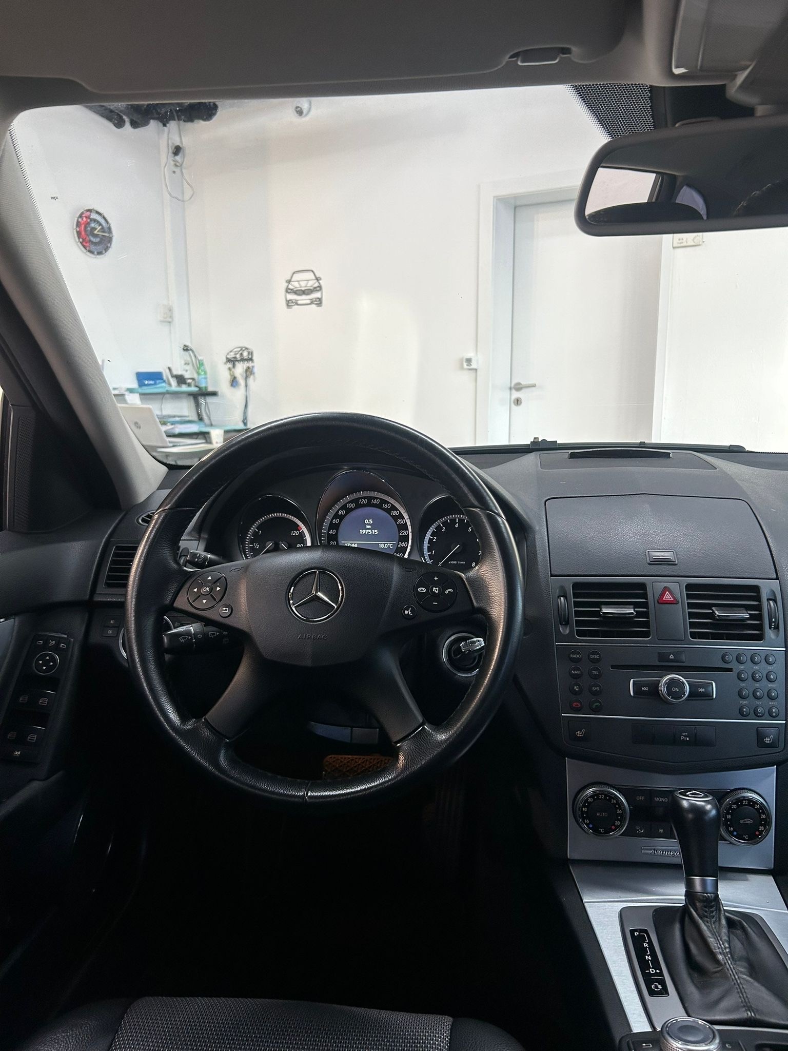 MERCEDES-BENZ C 180 CGI BlueEfficiency Avantgarde Automatic-image-13