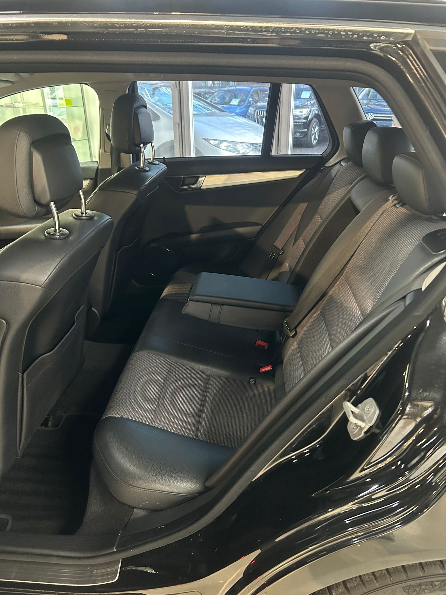 MERCEDES-BENZ C 180 CGI BlueEfficiency Avantgarde Automatic-image-21