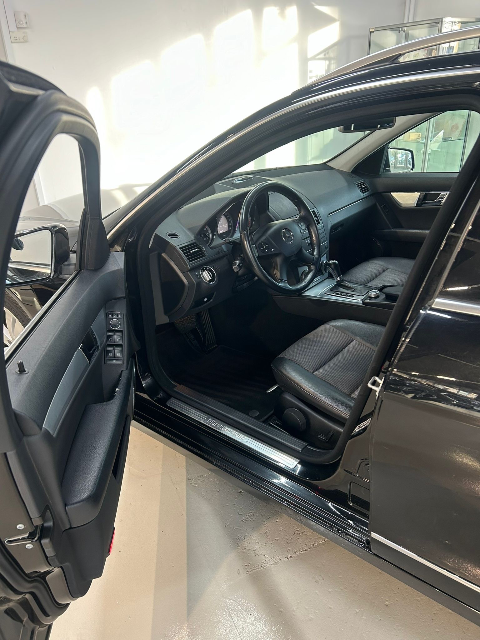 MERCEDES-BENZ C 180 CGI BlueEfficiency Avantgarde Automatic-image-11