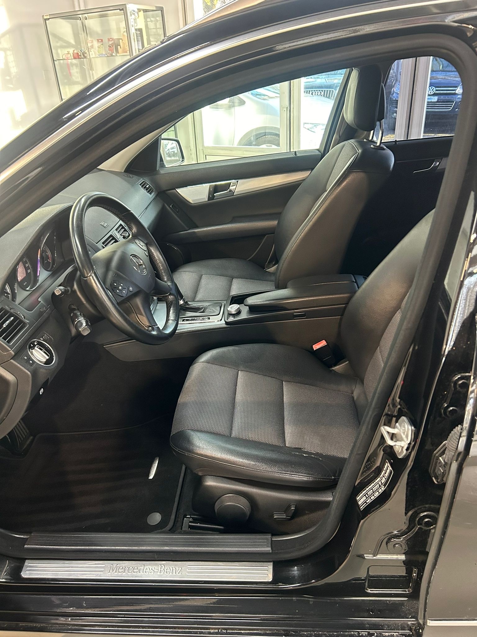MERCEDES-BENZ C 180 CGI BlueEfficiency Avantgarde Automatic-image-12