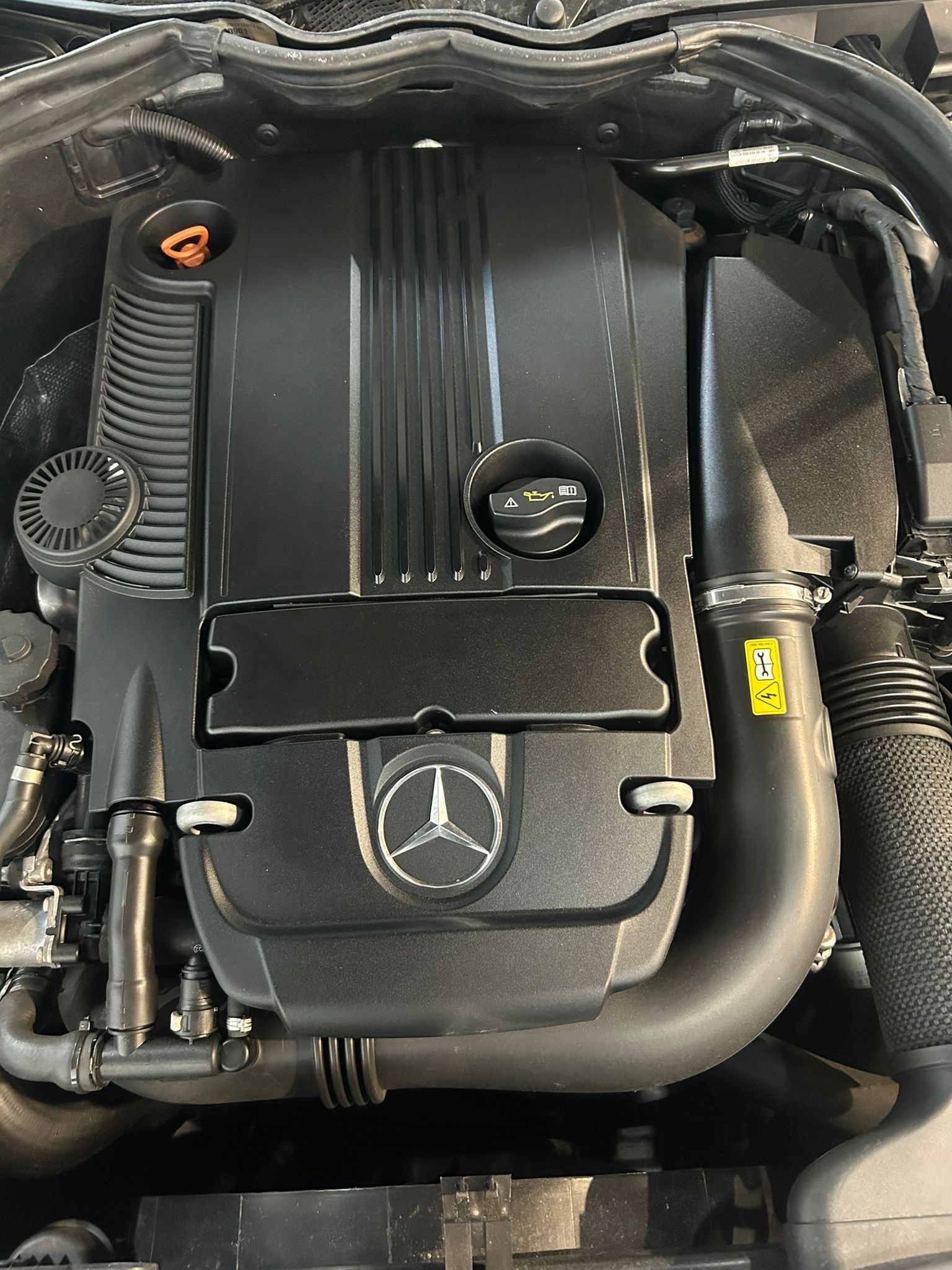 MERCEDES-BENZ C 180 CGI BlueEfficiency Avantgarde Automatic-image-22