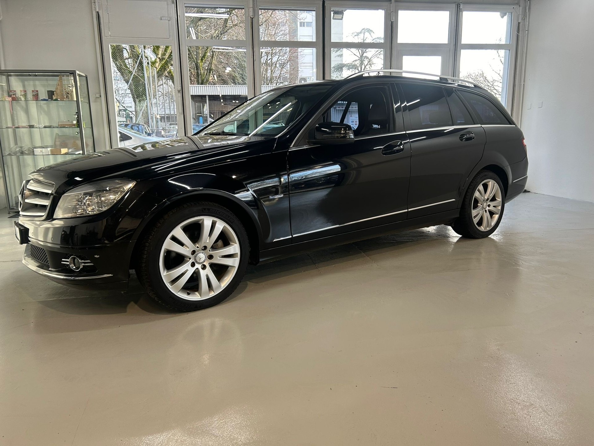 MERCEDES-BENZ C 180 CGI BlueEfficiency Avantgarde Automatic-image-4