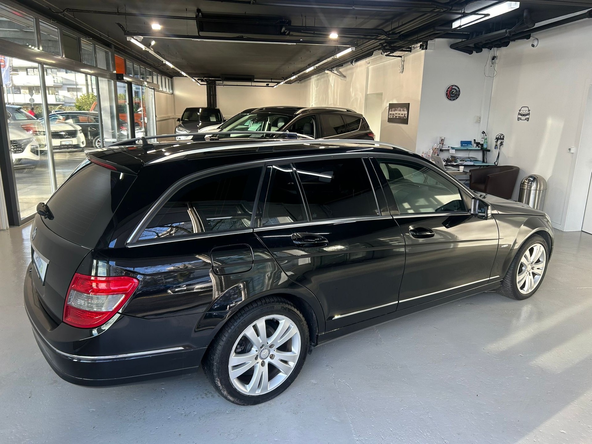 MERCEDES-BENZ C 180 CGI BlueEfficiency Avantgarde Automatic-image-5