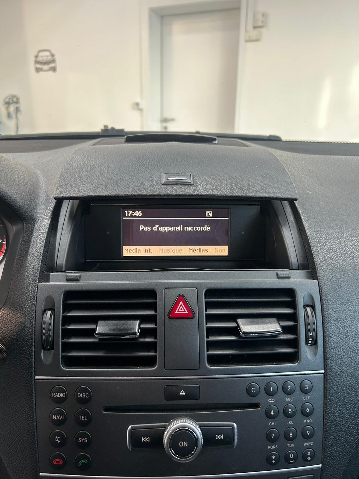 MERCEDES-BENZ C 180 CGI BlueEfficiency Avantgarde Automatic-image-17