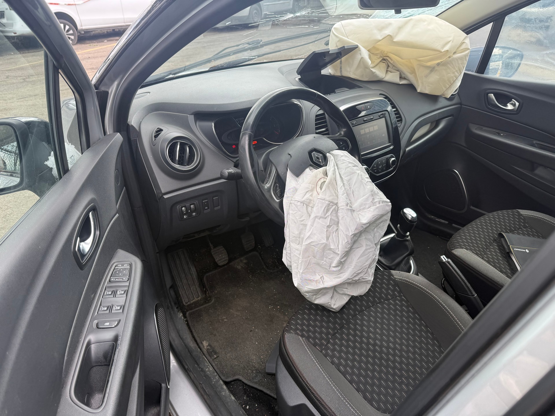 RENAULT Captur 1.2 T 16V Intens-image-10