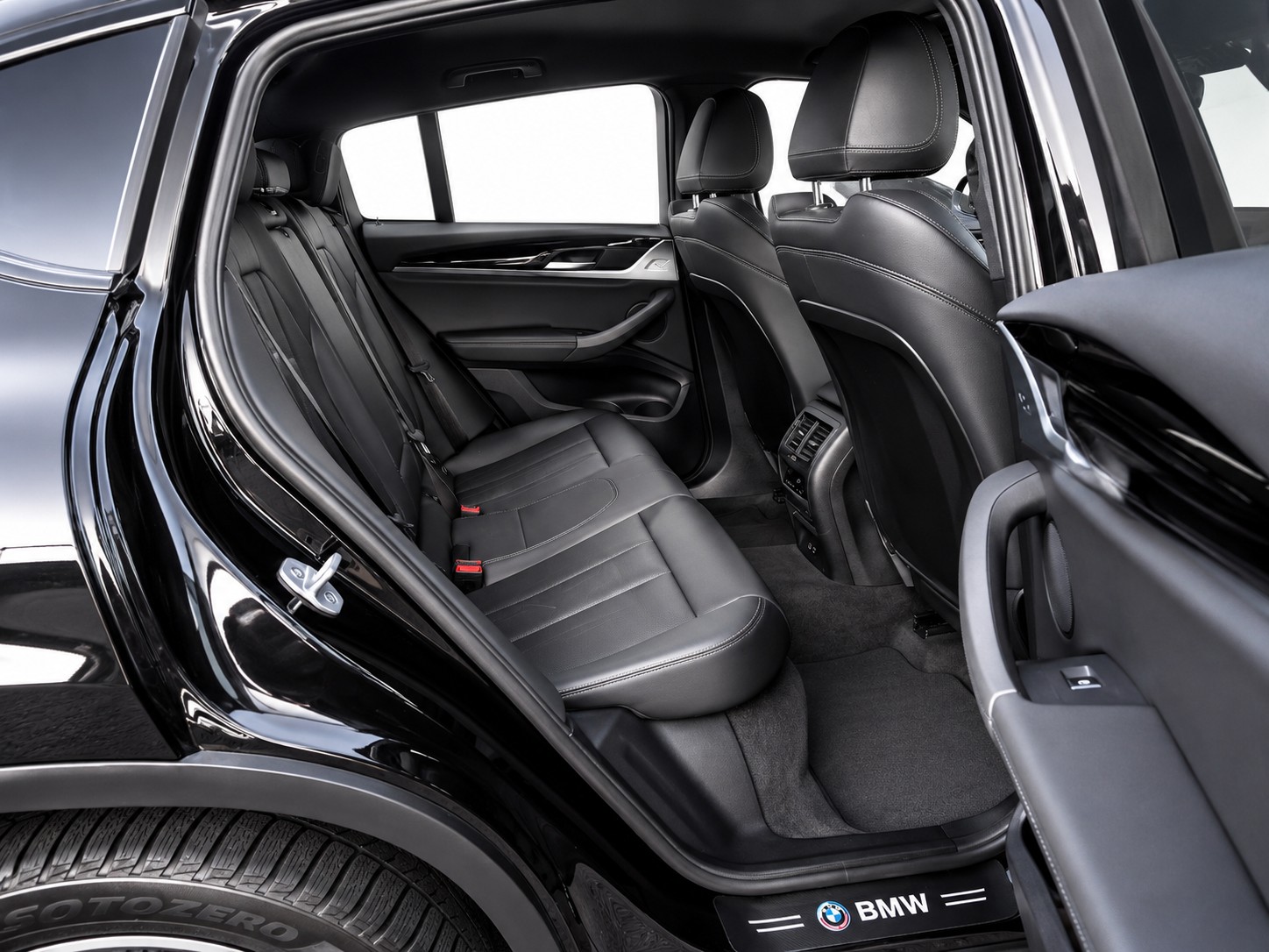 BMW X4 20d xDrive CH FAHRZEUG-image-12