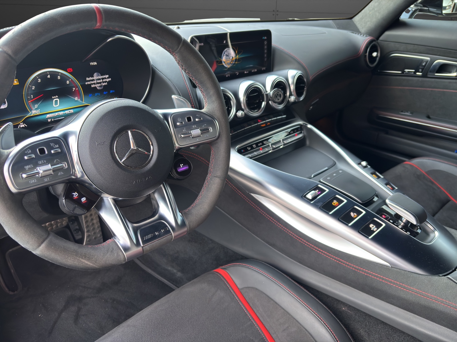 MERCEDES-BENZ AMG GT C Roadster Speedshift DCT-image-4