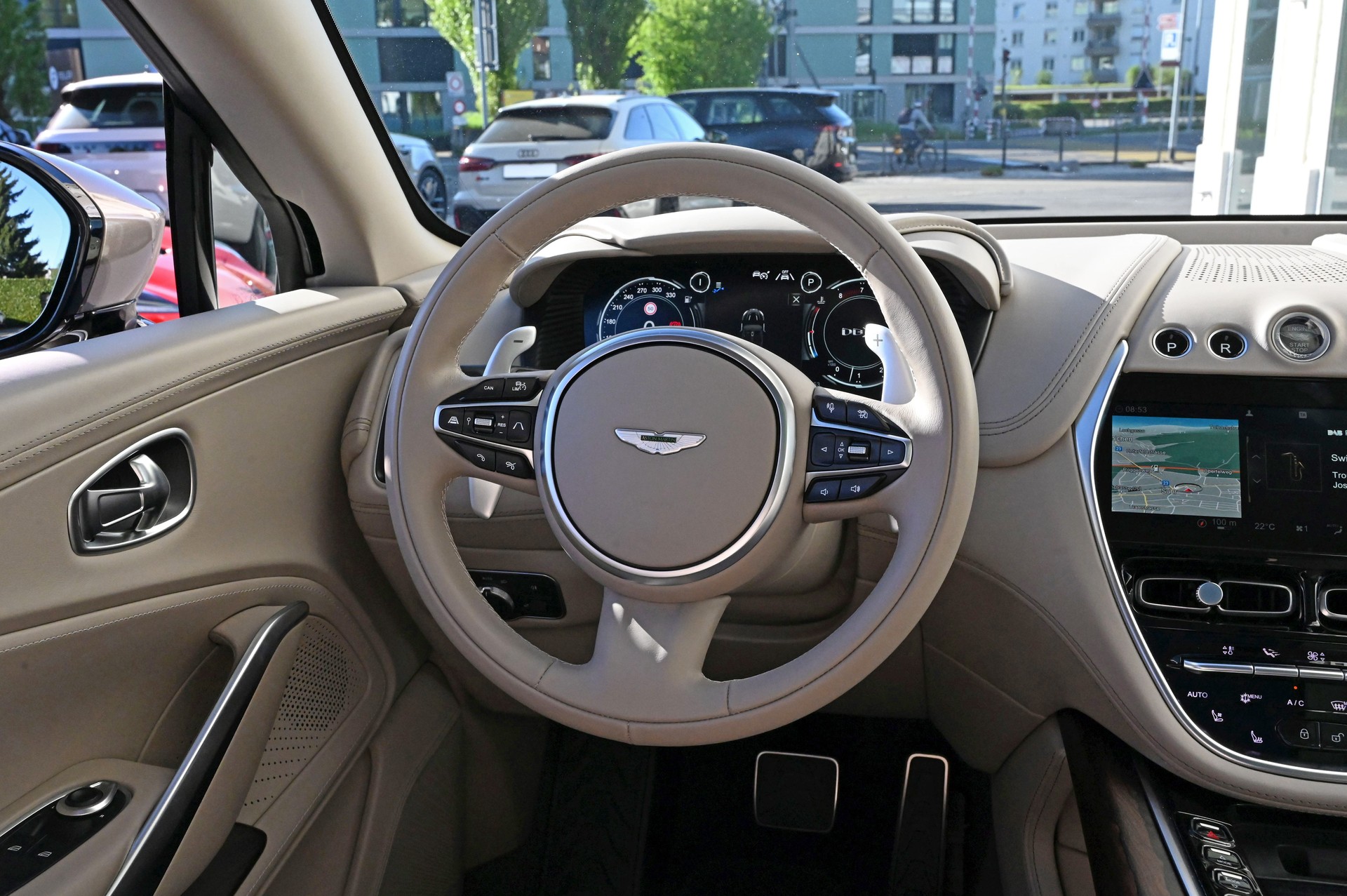 ASTON MARTIN DBX 4.0 V8-image-16
