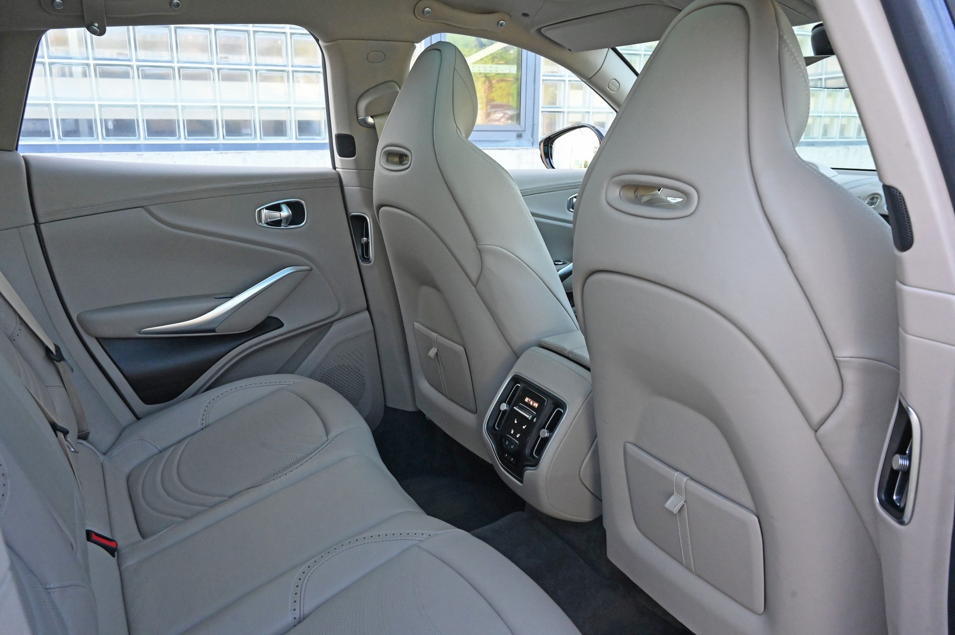 ASTON MARTIN DBX 4.0 V8-image-25