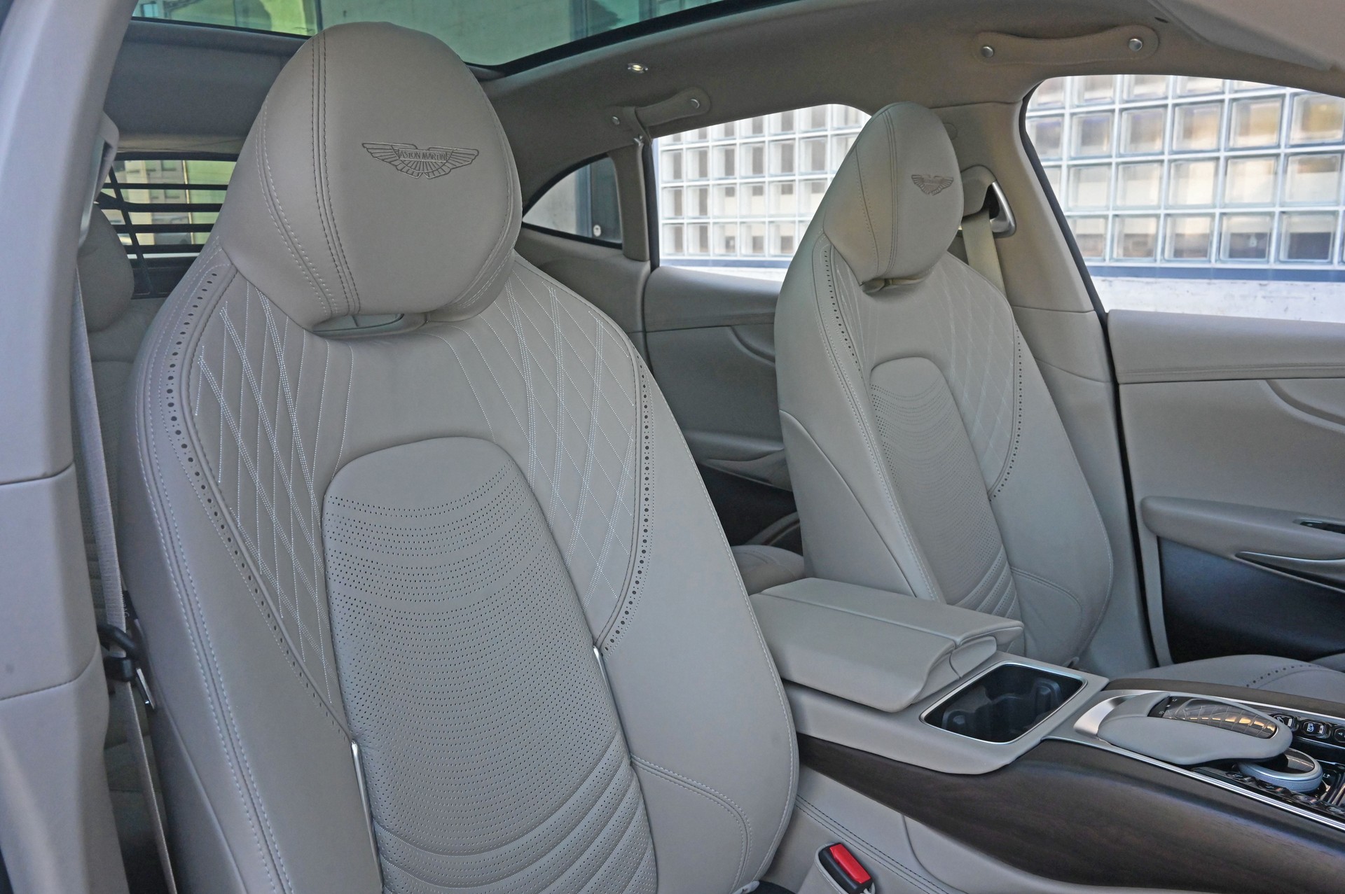 ASTON MARTIN DBX 4.0 V8-image-26