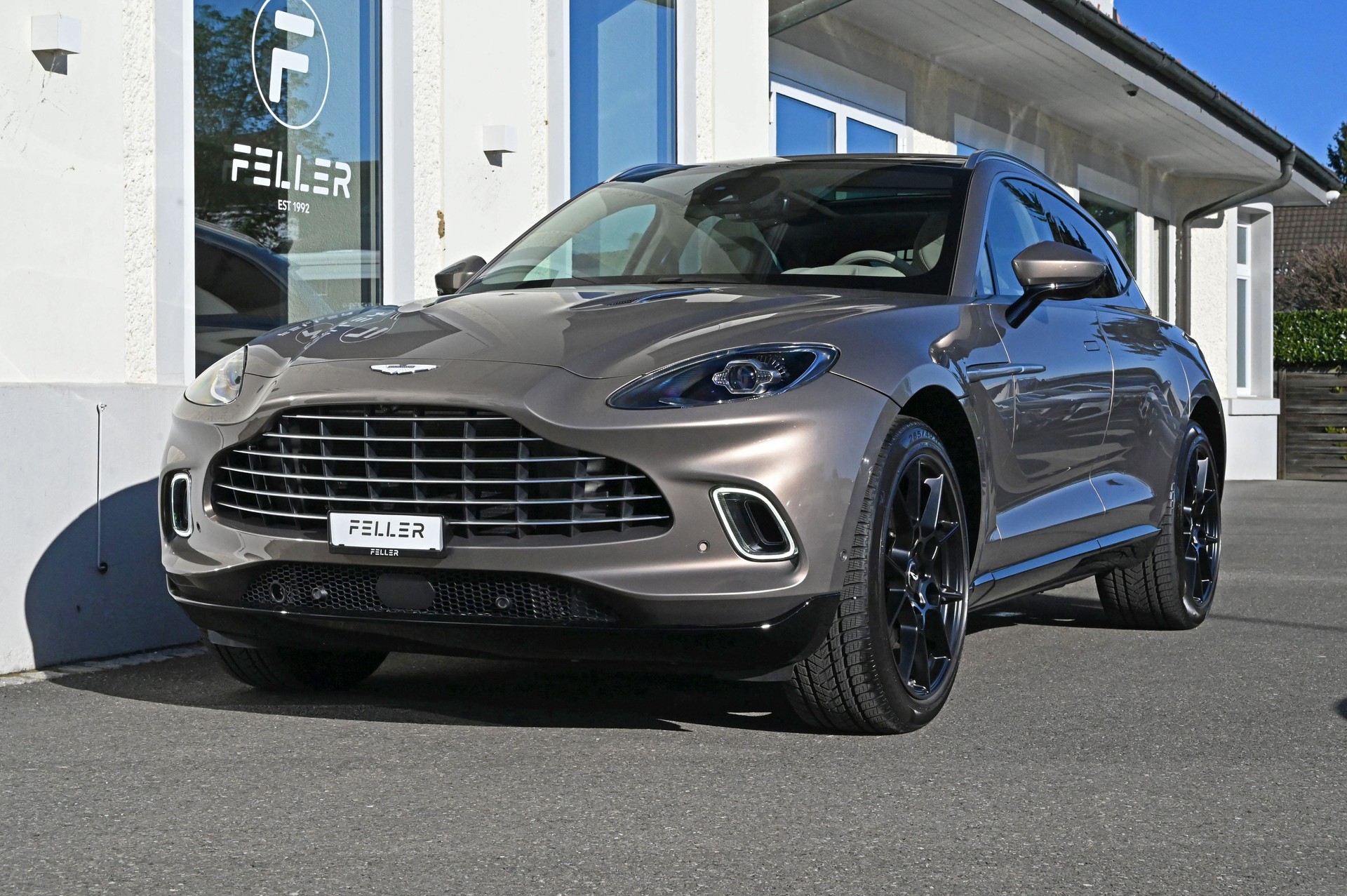 ASTON MARTIN DBX 4.0 V8-showroom-element-1
