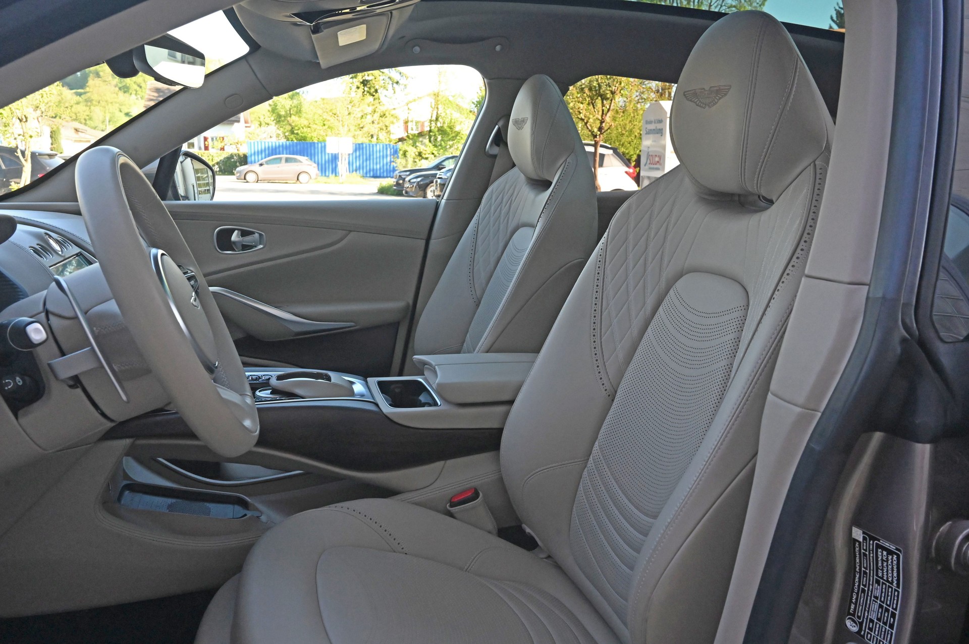 ASTON MARTIN DBX 4.0 V8-image-23