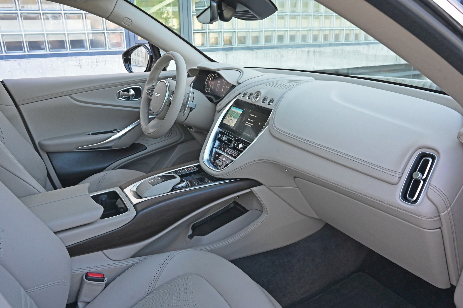 ASTON MARTIN DBX 4.0 V8-image-24