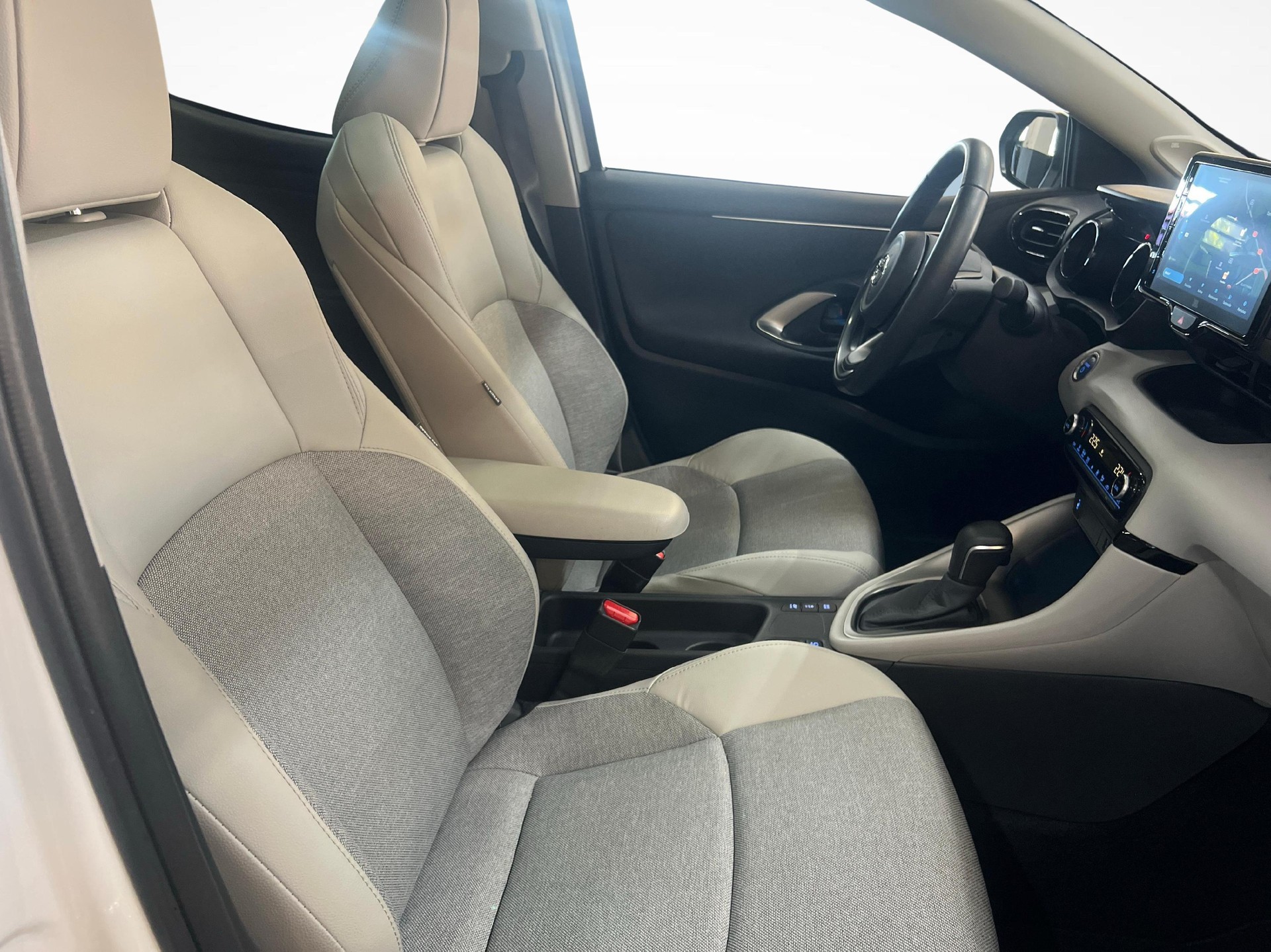 TOYOTA Yaris 1.5 VVT-i HSD Premium-image-10