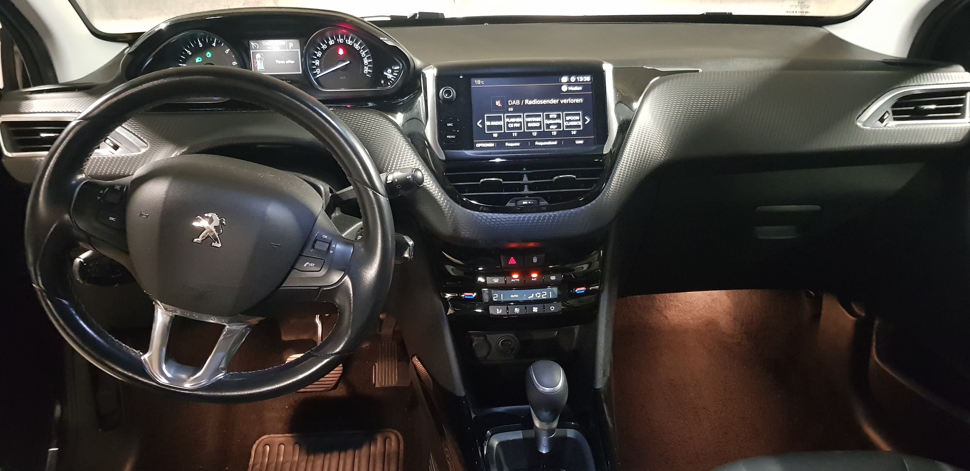 PEUGEOT 2008 1.2 PureTech Allure EAT6-image-6