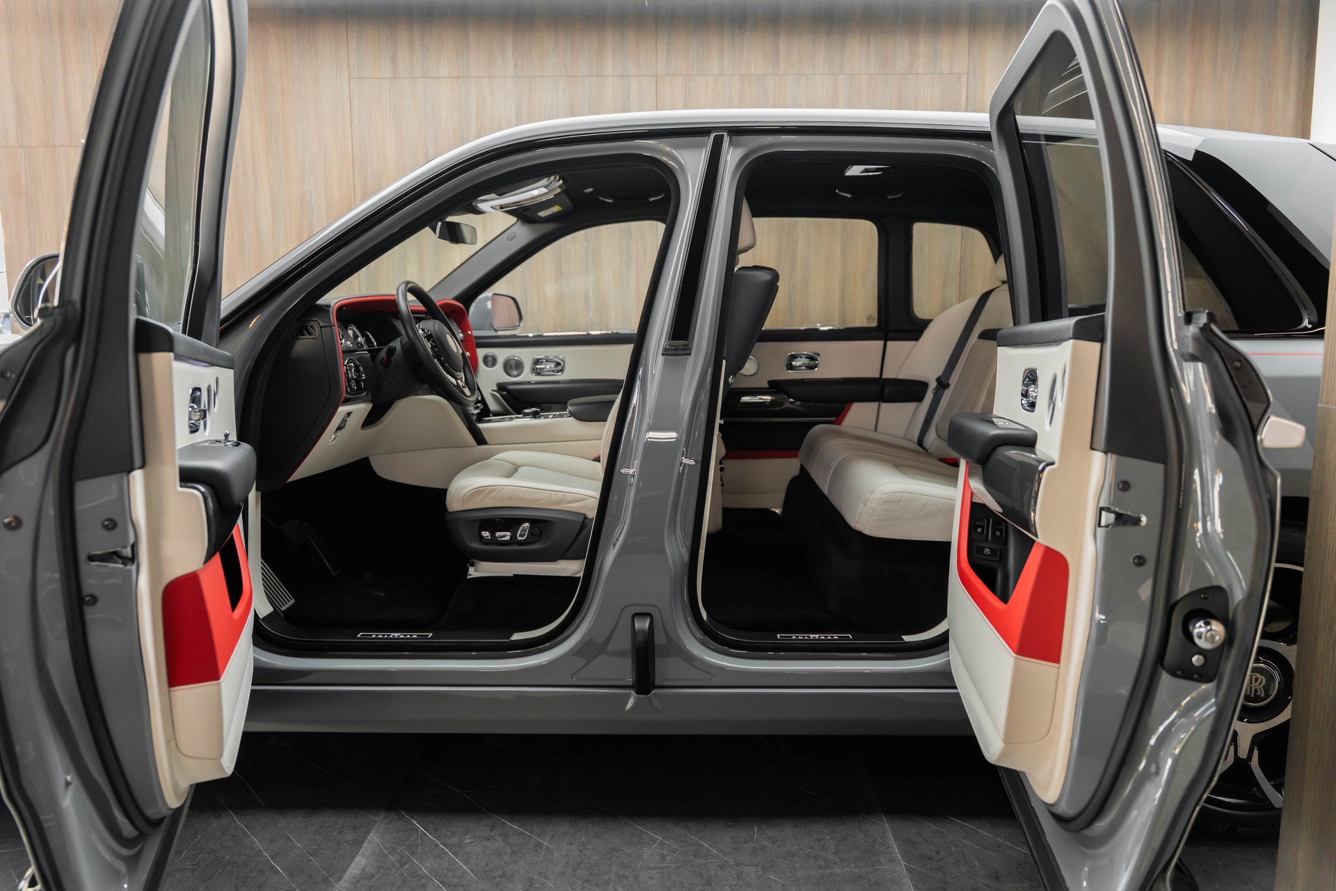ROLLS-ROYCE Cullinan 6.7 V12 Black Badge-showroom-element-2