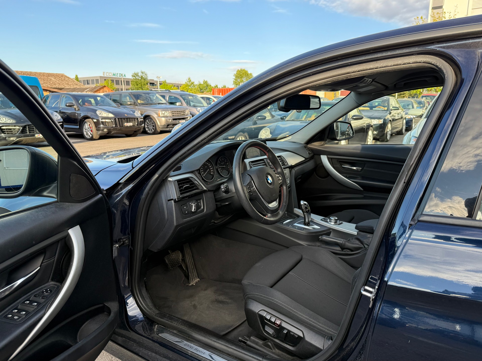BMW 328i Sport Line Steptronic / Frisch ab MFK / Servicegepflegt bei BMW / Rückfahrkamera / Heckrollo / 8-fach bereift-image-11