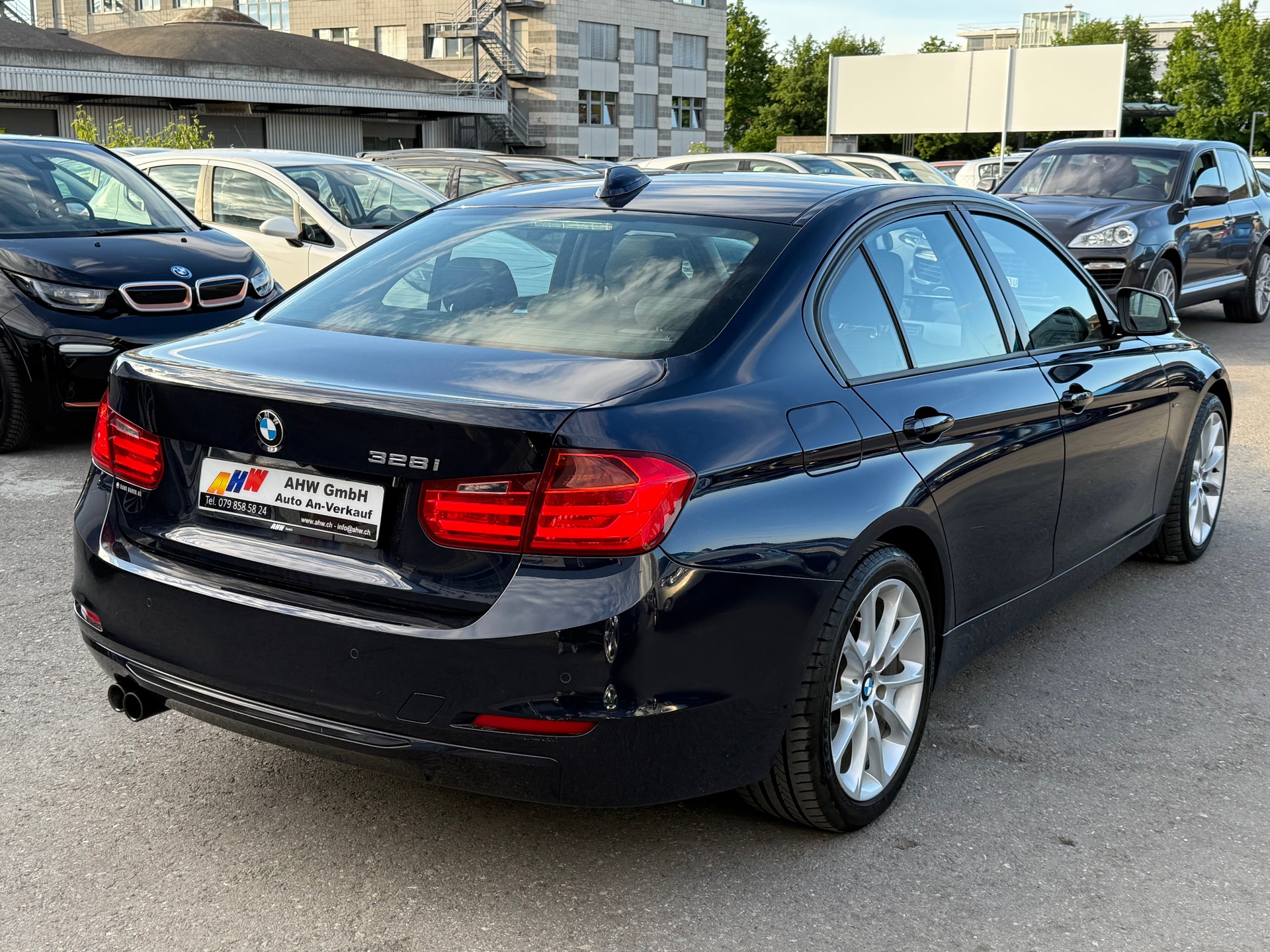 BMW 328i Sport Line Steptronic / Frisch ab MFK / Servicegepflegt bei BMW / Rückfahrkamera / Heckrollo / 8-fach bereift-image-3