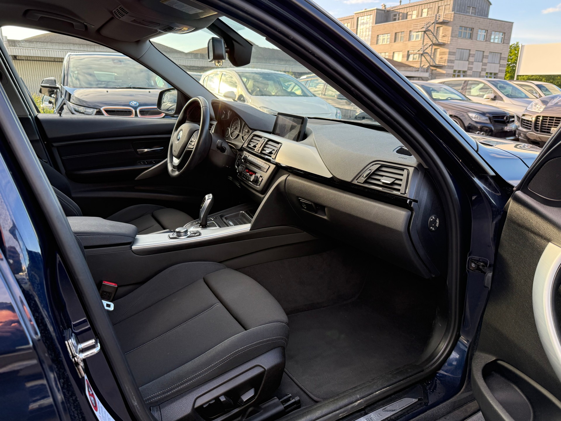 BMW 328i Sport Line Steptronic / Frisch ab MFK / Servicegepflegt bei BMW / Rückfahrkamera / Heckrollo / 8-fach bereift-image-7