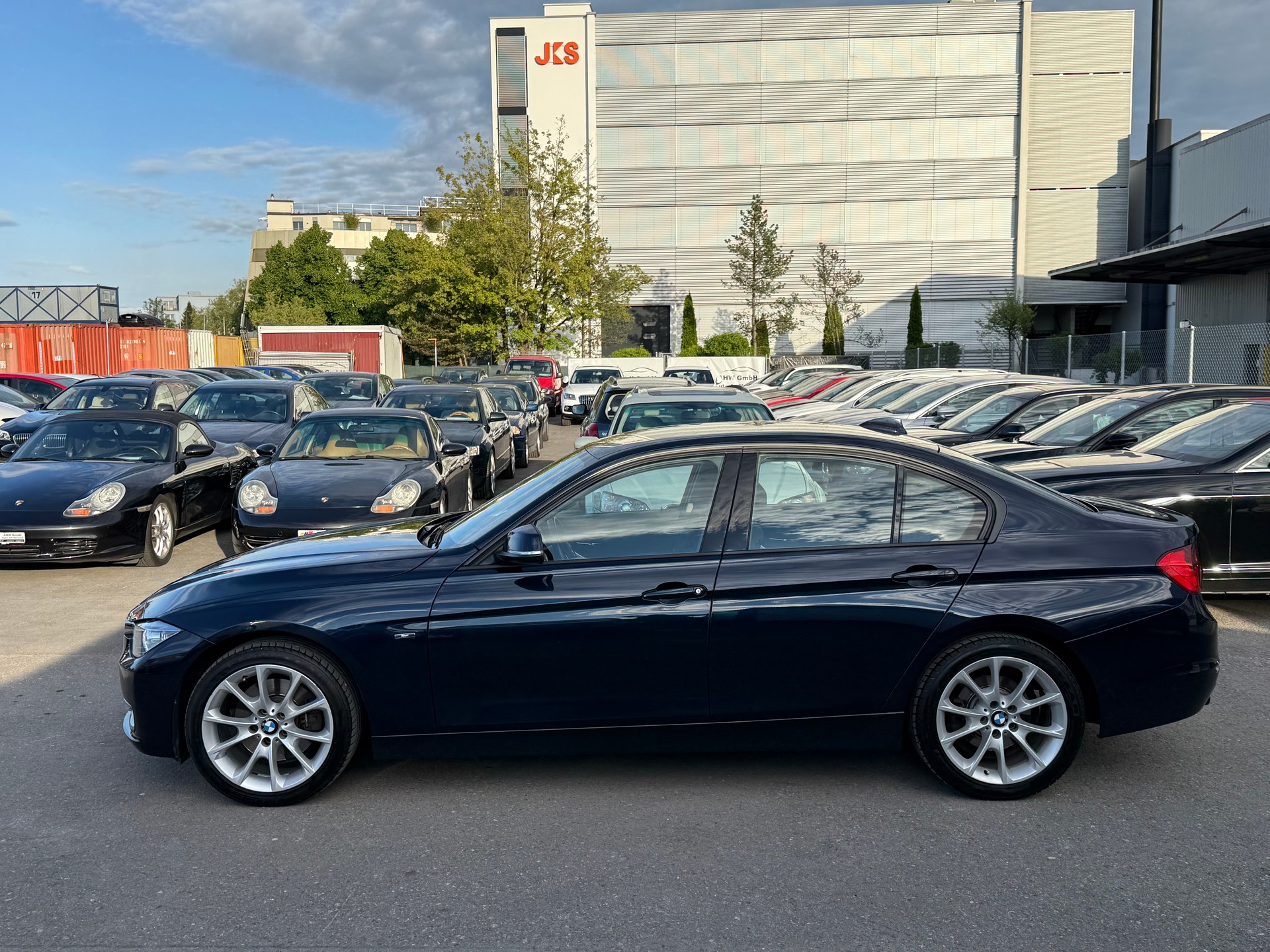 BMW 328i Sport Line Steptronic / Frisch ab MFK / Servicegepflegt bei BMW / Rückfahrkamera / Heckrollo / 8-fach bereift-image-6
