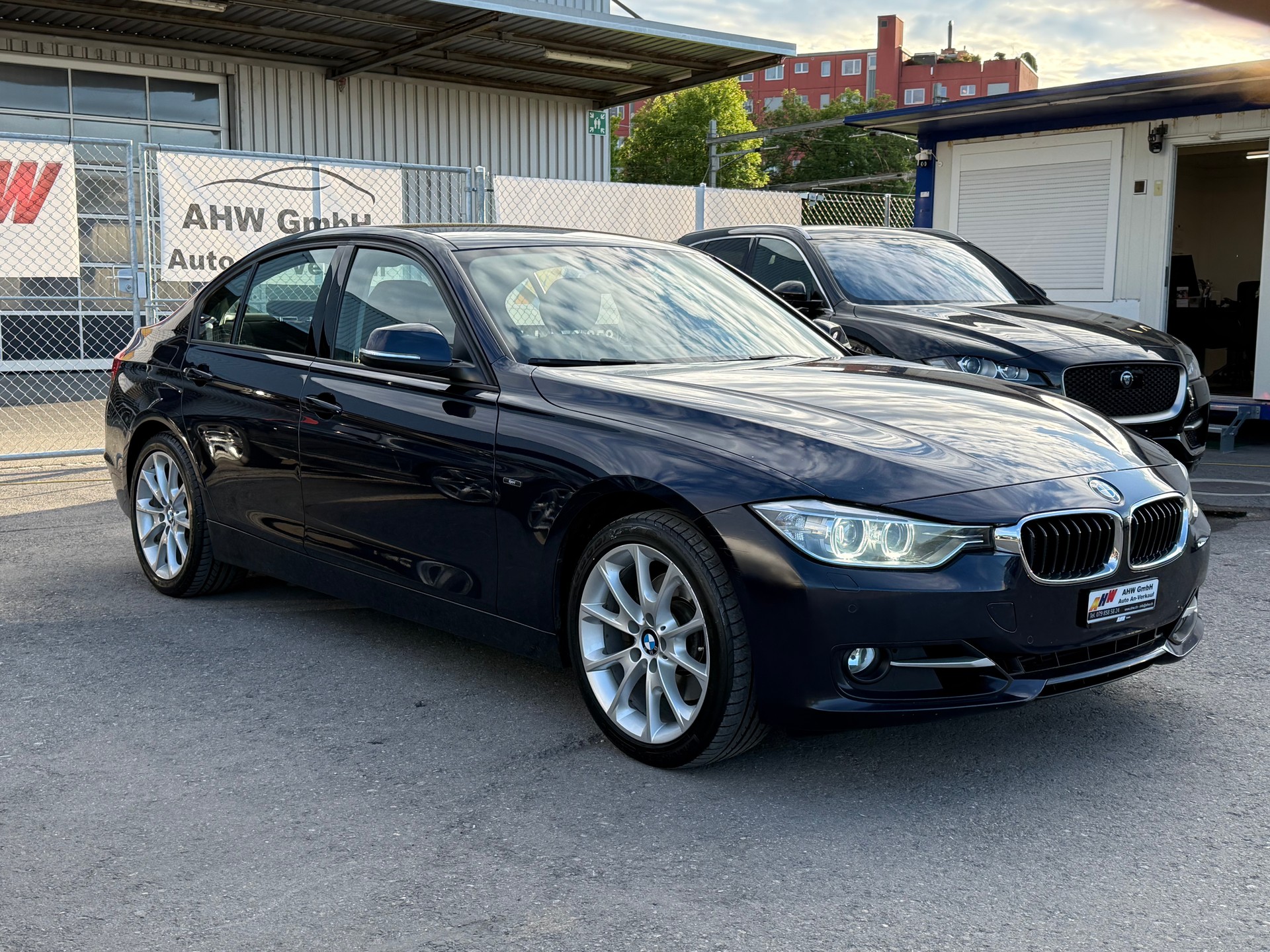 BMW 328i Sport Line Steptronic / Frisch ab MFK / Servicegepflegt bei BMW / Rückfahrkamera / Heckrollo / 8-fach bereift-image-2