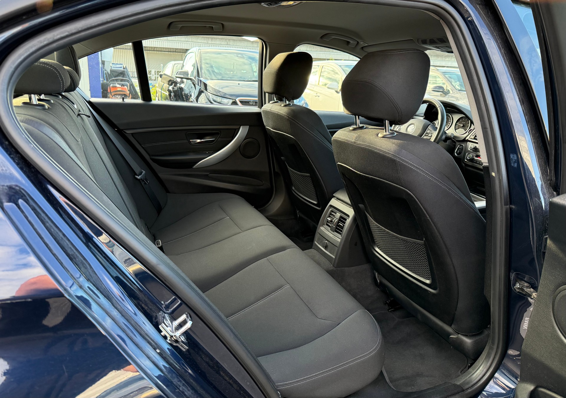 BMW 328i Sport Line Steptronic / Frisch ab MFK / Servicegepflegt bei BMW / Rückfahrkamera / Heckrollo / 8-fach bereift-image-12